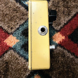 MXR Distortion+, yellow: output side of the enclosure with its output jack