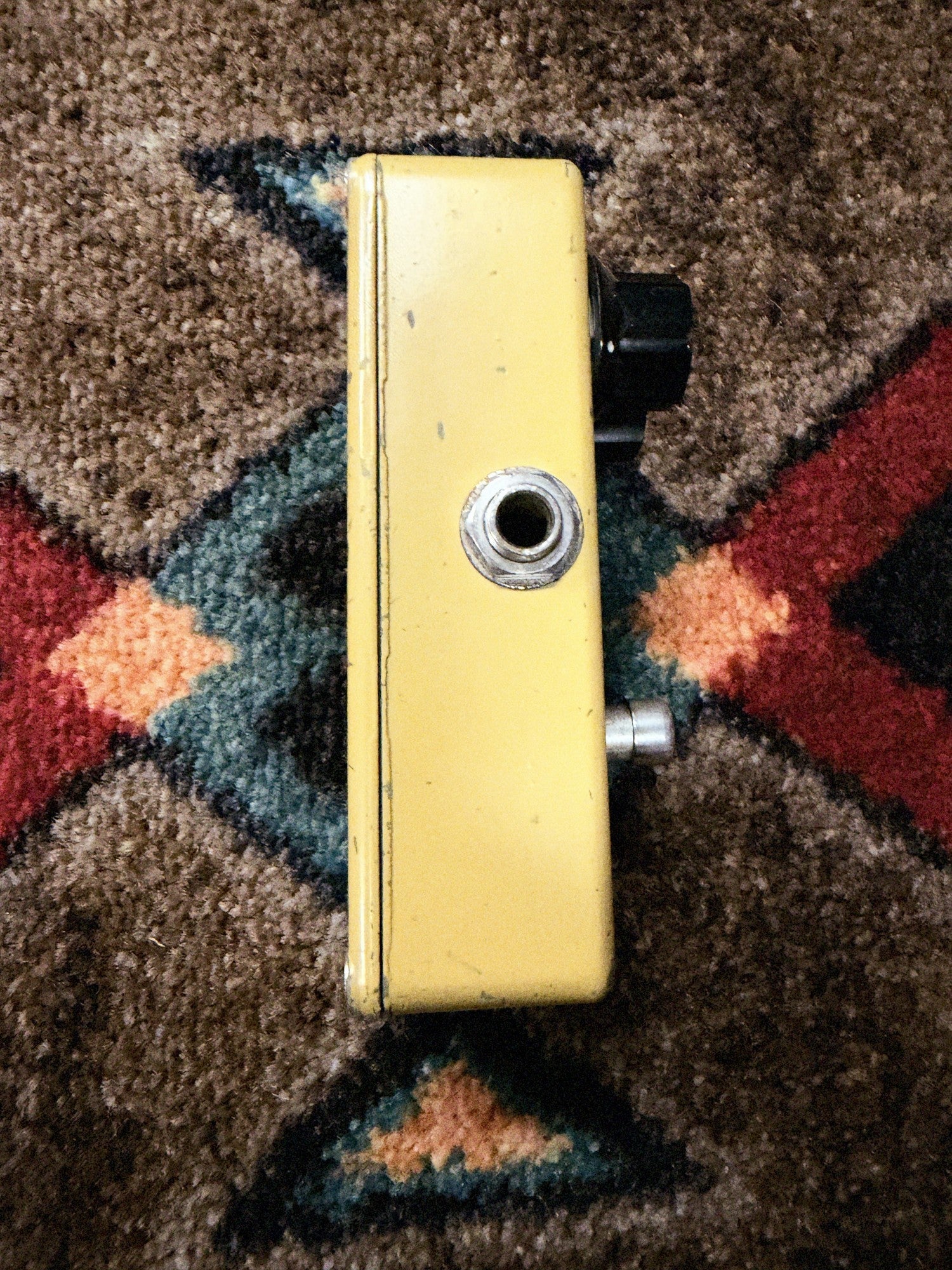 MXR Distortion+, yellow: output side of the enclosure with its output jack