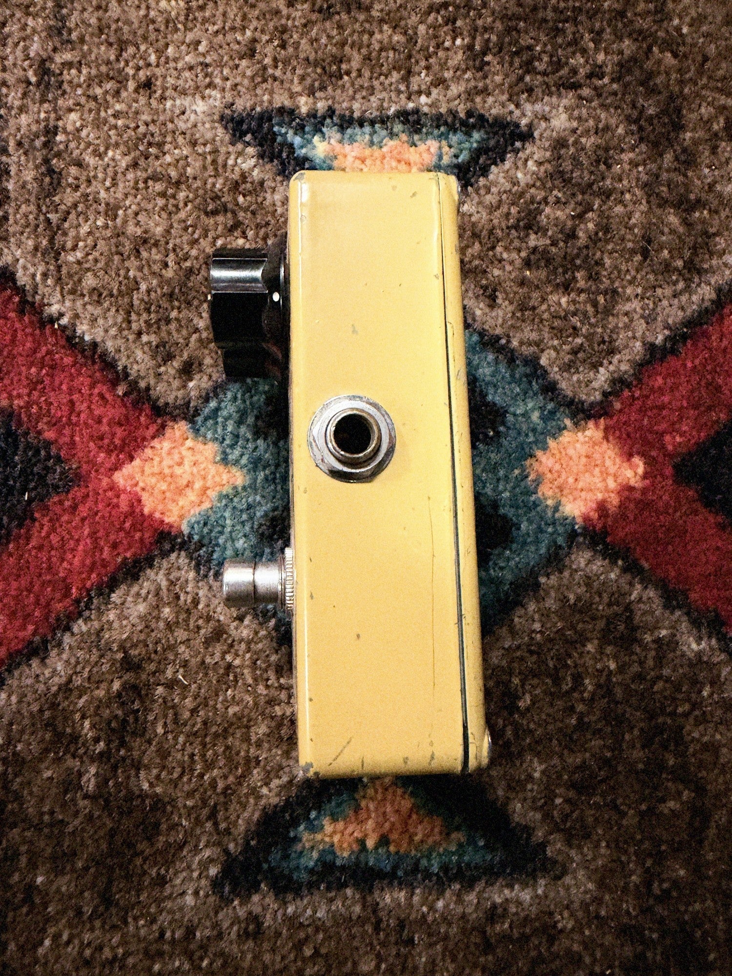 MXR Distortion+, yellow: input side of the enclosure with its input jack
