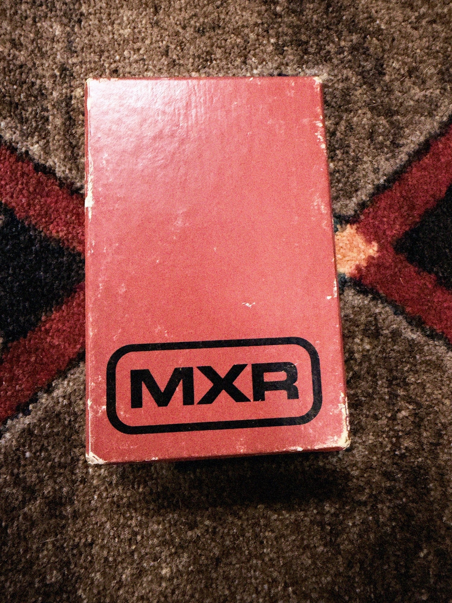 1975-1984 MXR MX-102 Block Logo Dyna Comp, red: lid of the red MXR box