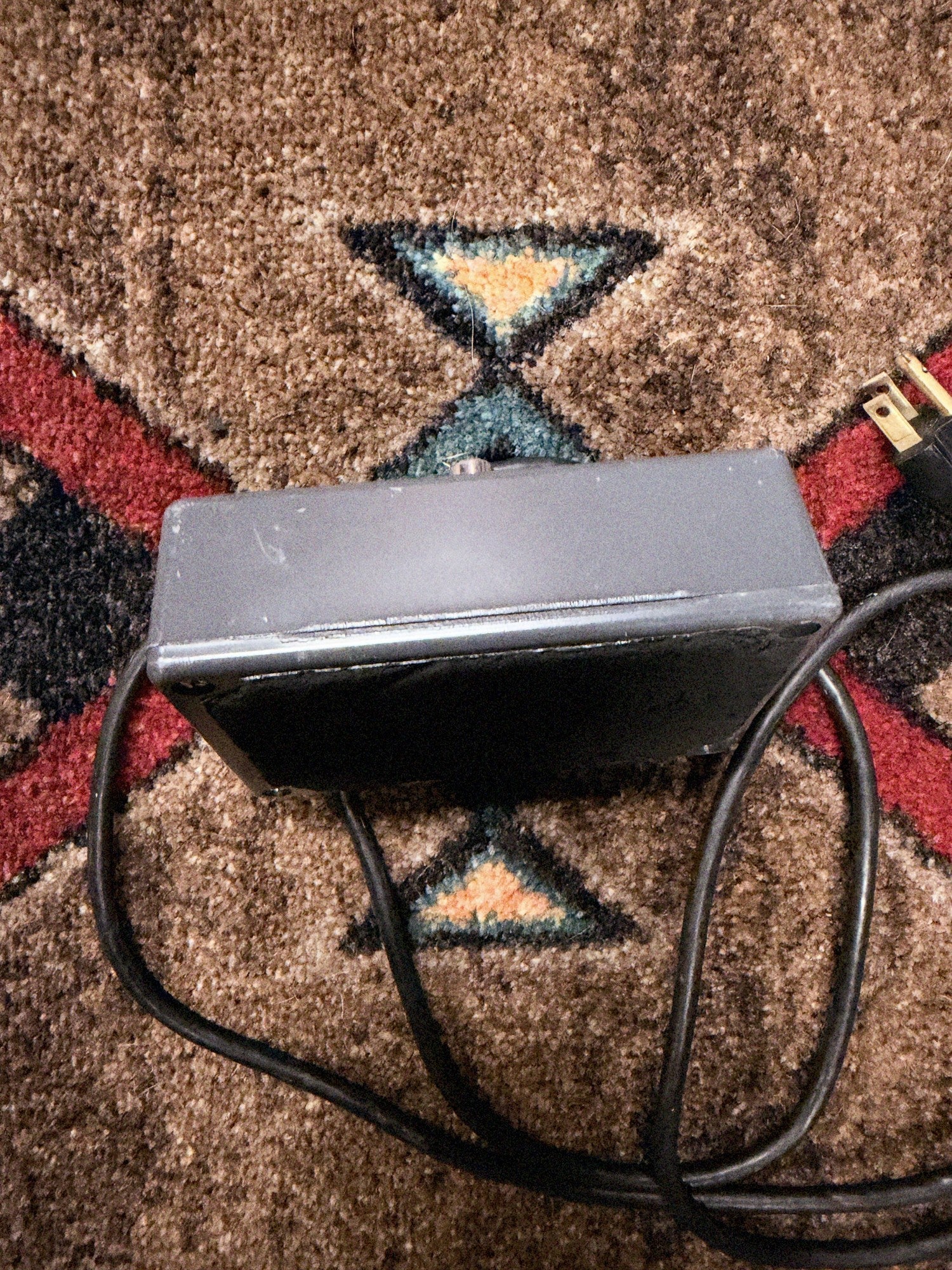1976-1984 MXR MX-117 Flanger, gray: front edge below the footswitch, with the two-prong wall plug at the end of the cord