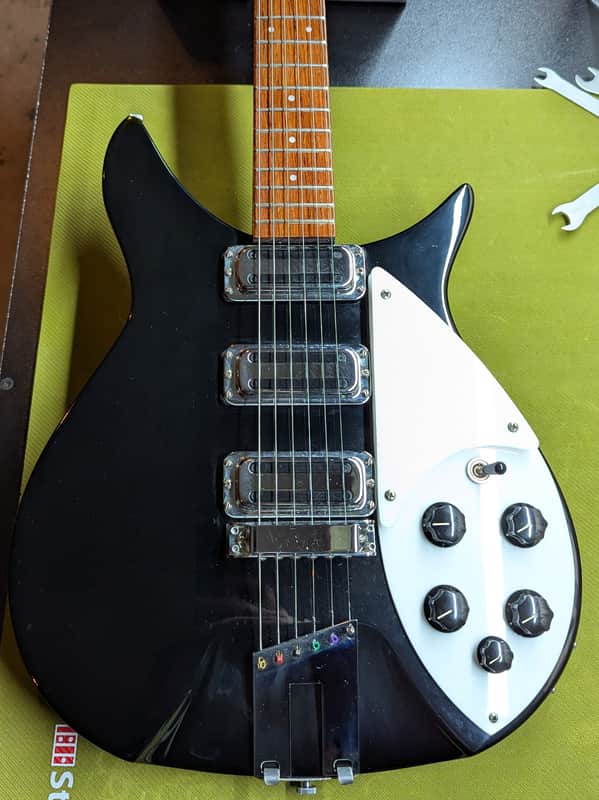 Rickenbacker 350 V63 - body front pickups and controls close-up - Pauls Guitar Hideout