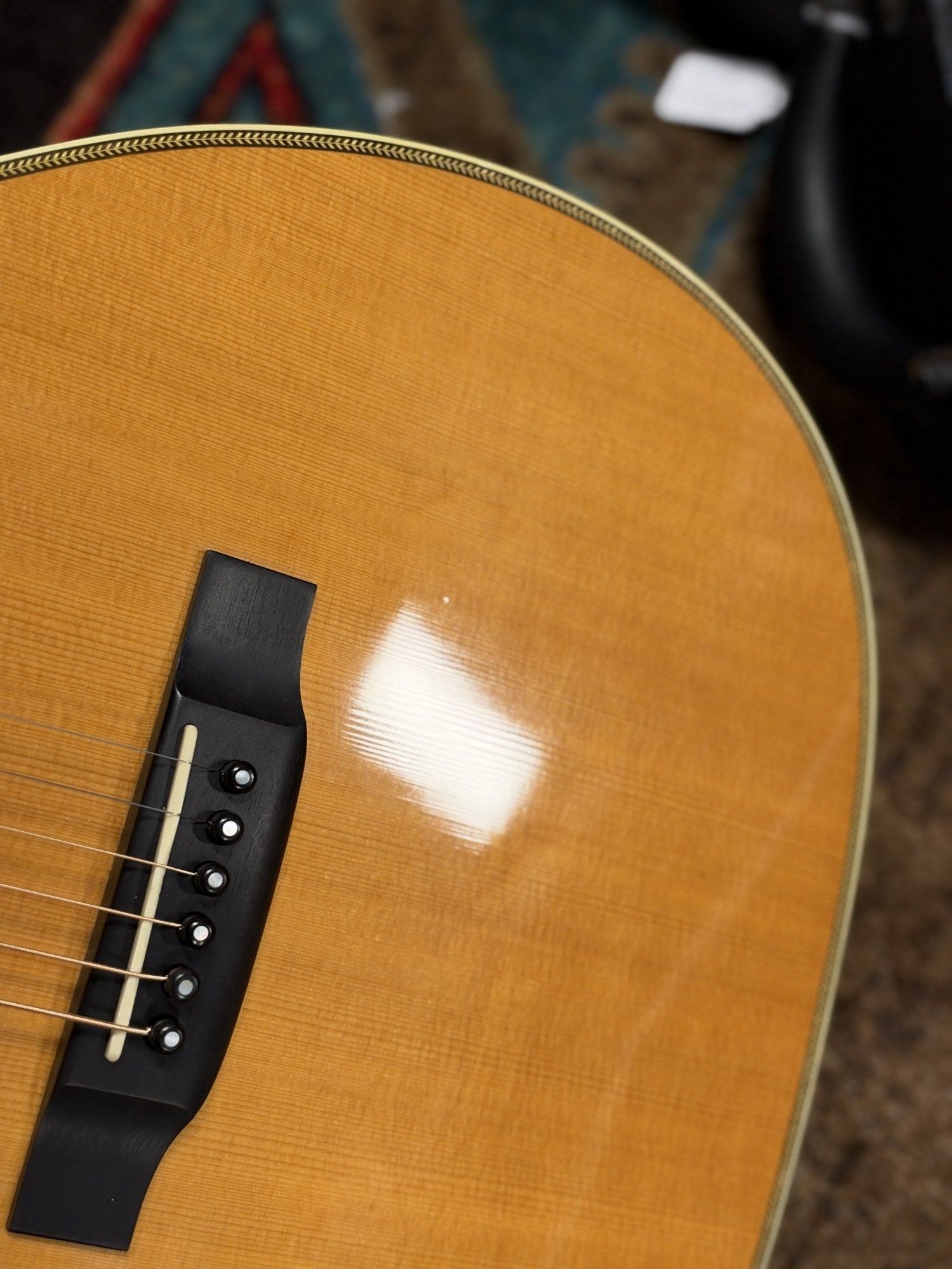 Martin 000C-28SMH Merle Haggard Blue Yodel No. 13, 2001: lower bout of the top and herringbone edge, second shop-light angle