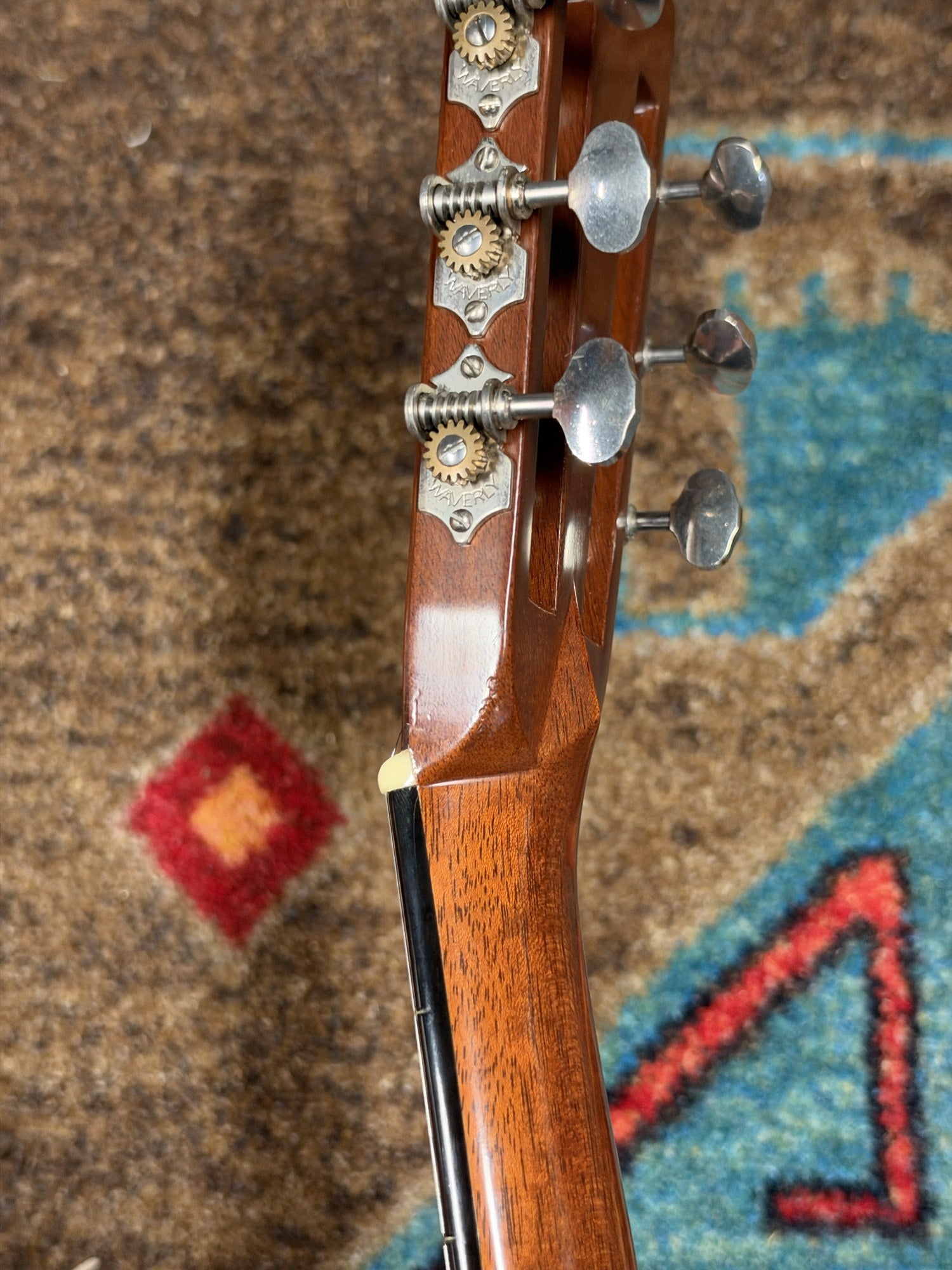 Martin 000C-28SMH Merle Haggard Blue Yodel No. 13, 2001: side of the neck at the headstock, treble side