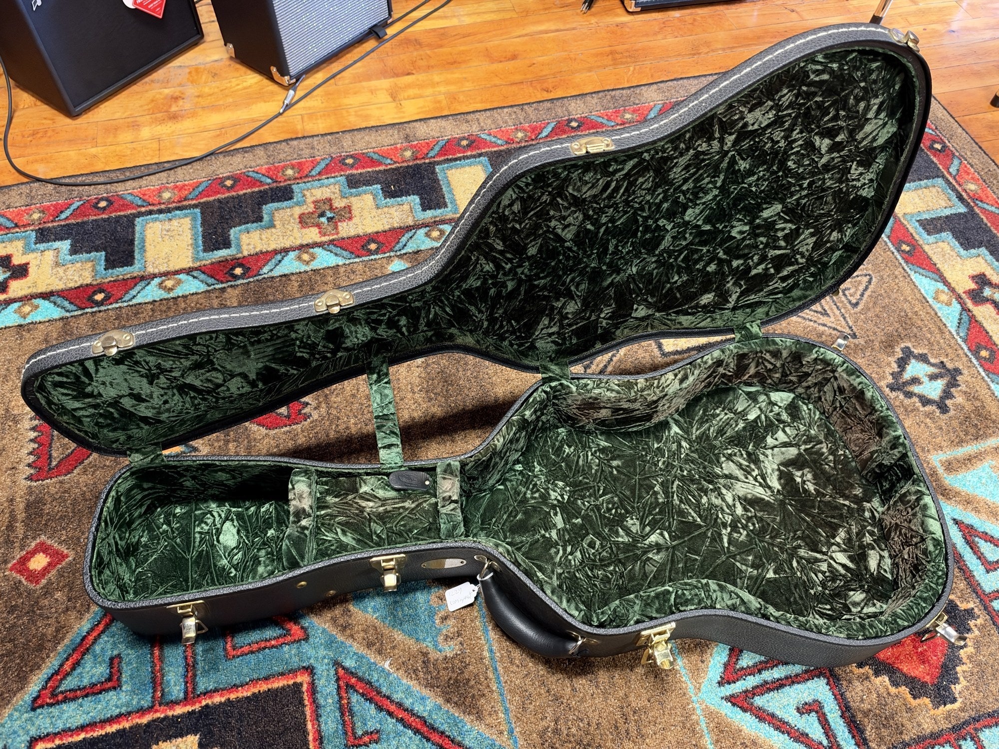 Martin 000C-28SMH Merle Haggard Blue Yodel No. 13, 2001: original hardshell case interior from the other side