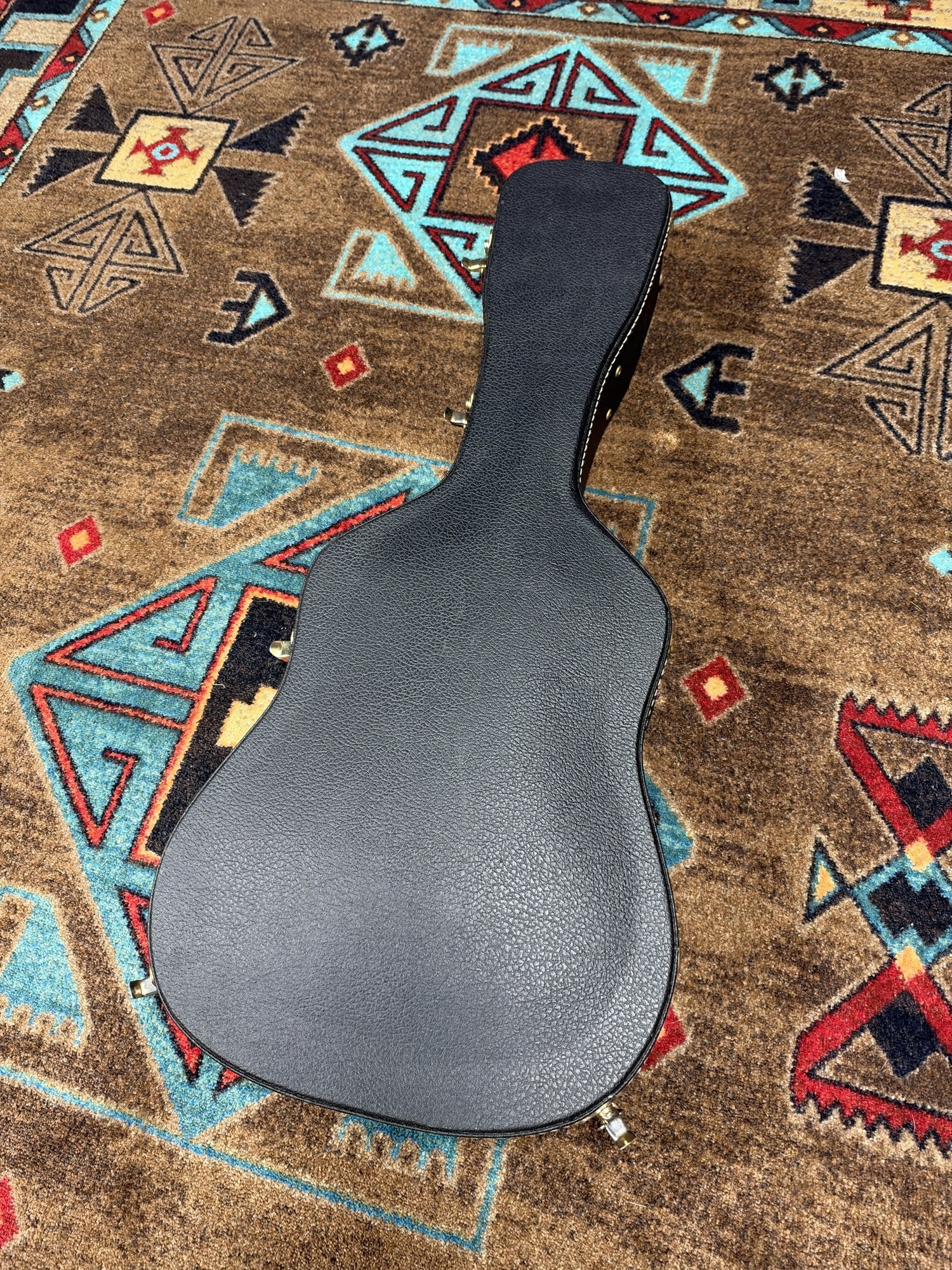 Martin 000C-28SMH Merle Haggard Blue Yodel No. 13, 2001: original black hardshell case closed