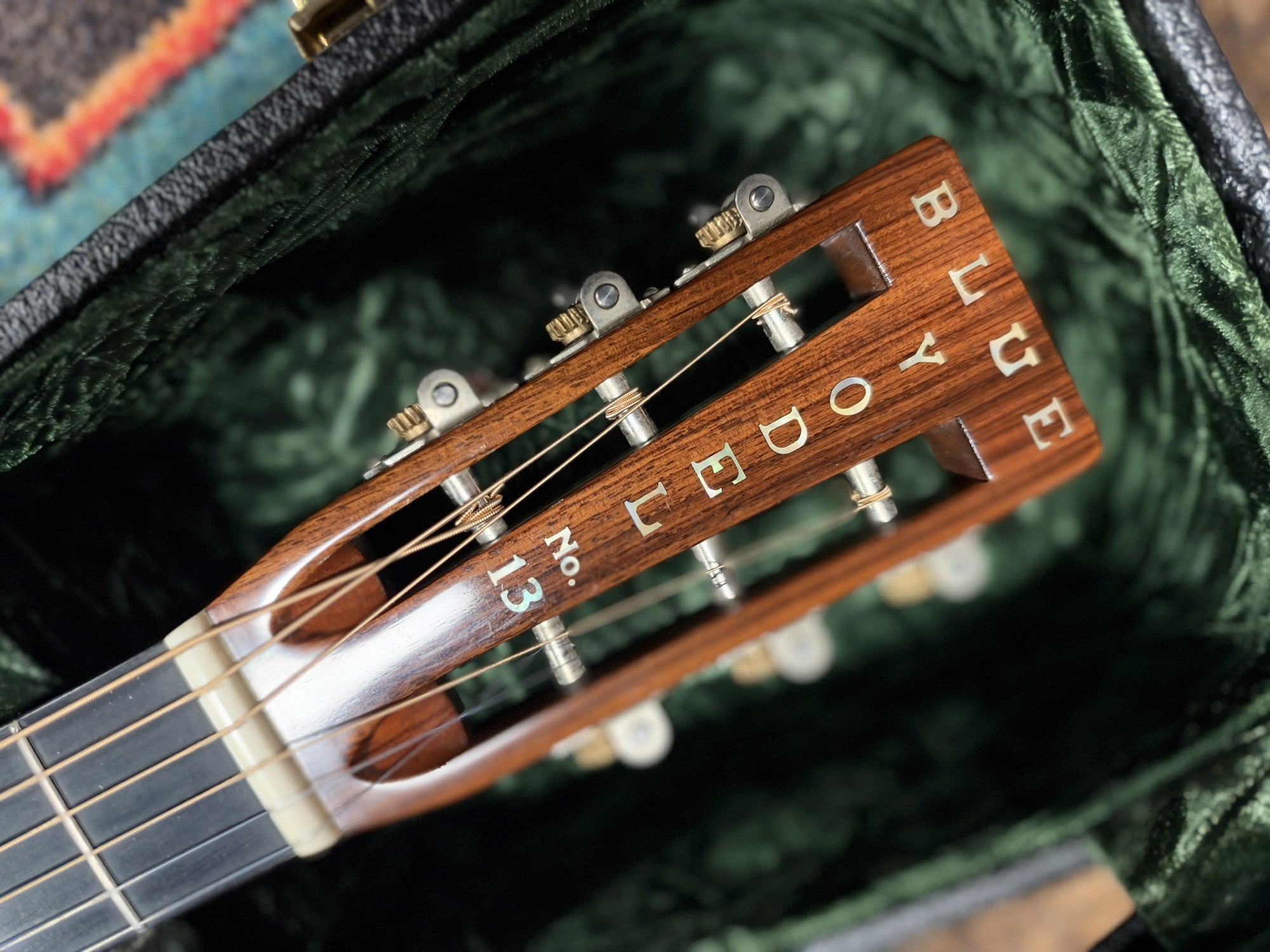 Martin 000C-28SMH Merle Haggard Blue Yodel No. 13, 2001: headstock from the side, rosewood overlay and inlay letters