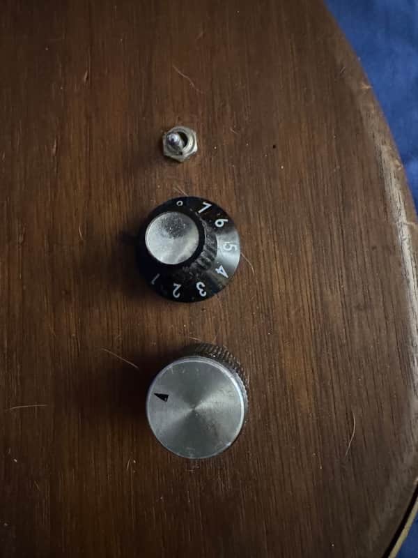 75-80 Kharma P Bass Walnut - volume knob and output jack detail - Pauls Guitar Hideout