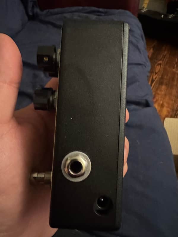 Poison Noises The Crook V5 - right side with output jack and power - Pauls Guitar Hideout