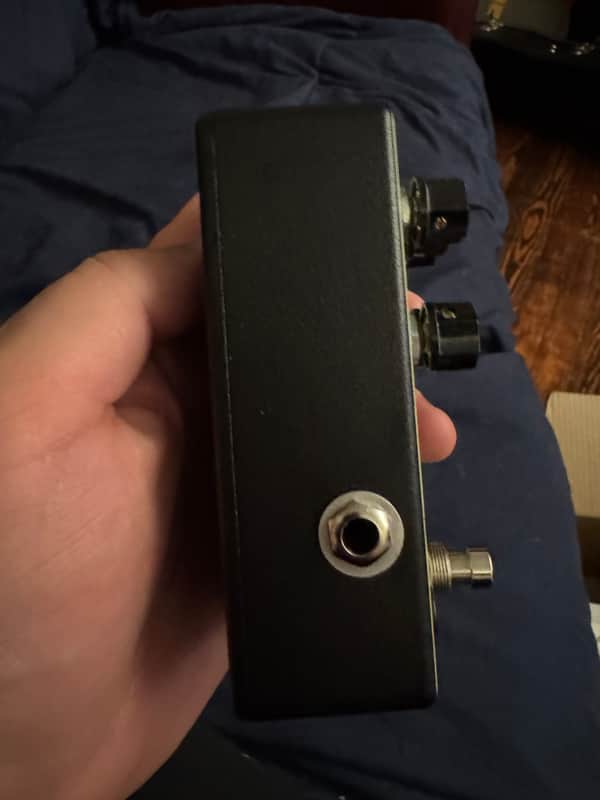 Poison Noises The Crook V5 - left side with input jack - Pauls Guitar Hideout