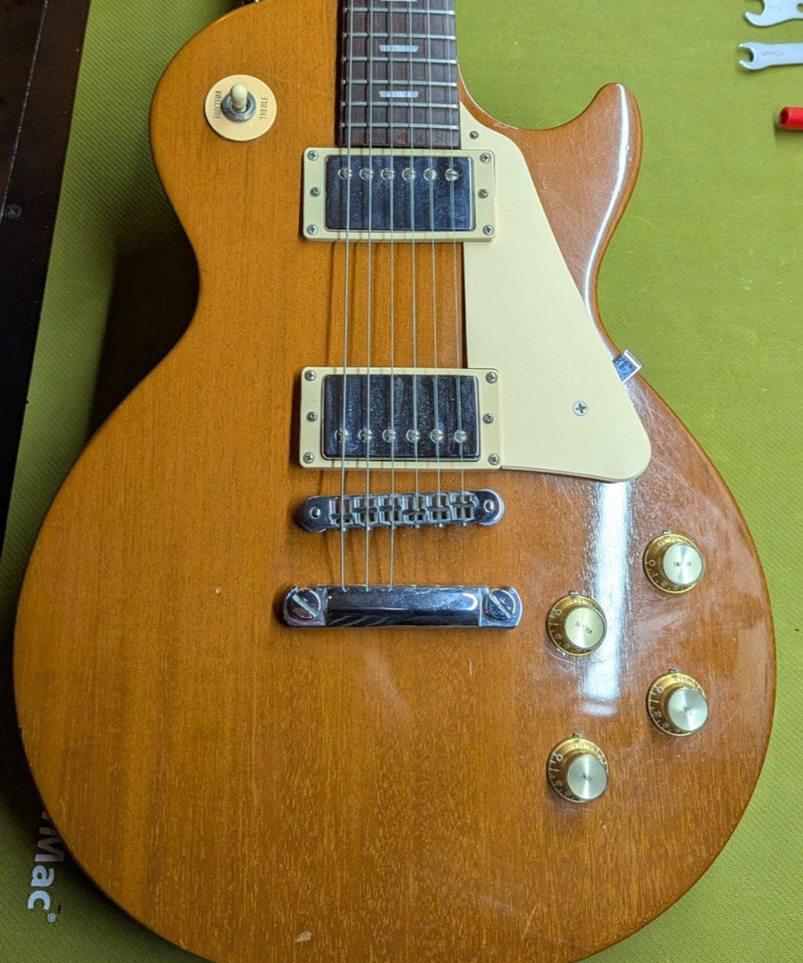 2000 Gibson Les Paul Special, natural — three-quarter front of the body