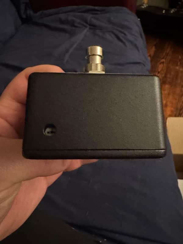 Poison Noises The Crook V5 - top edge with power jack and LED - Pauls Guitar Hideout