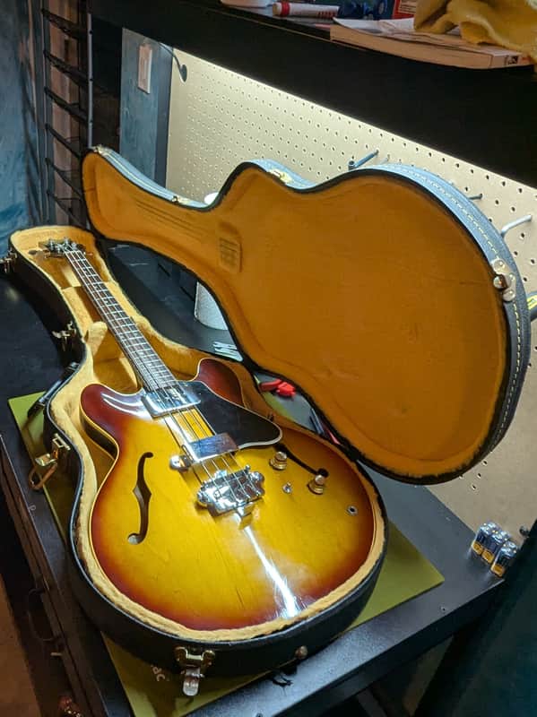 1967 Gibson EB-2 - in original hardshell case - Pauls Guitar Hideout