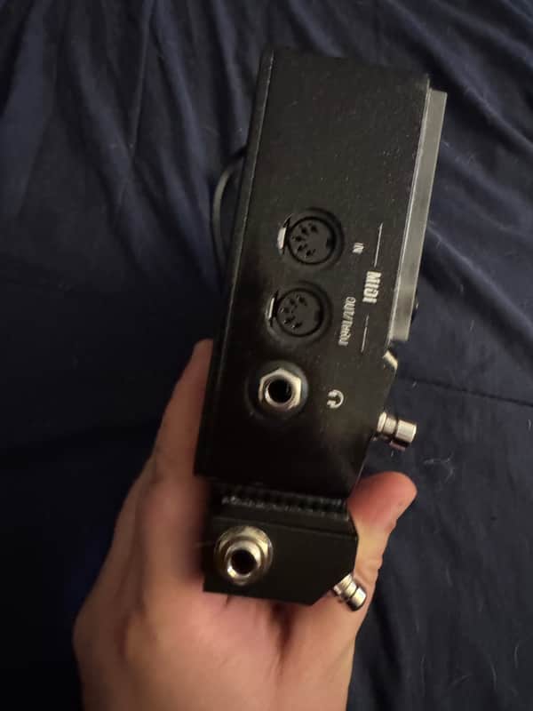 2018 Line 6 HX Stomp - side MIDI and headphone jacks - Pauls Guitar Hideout