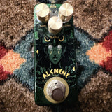 AllPedal Alcmene Overdrive, green: top with the Gain, Volume and Treble knobs, the Alcmene artwork and the footswitch