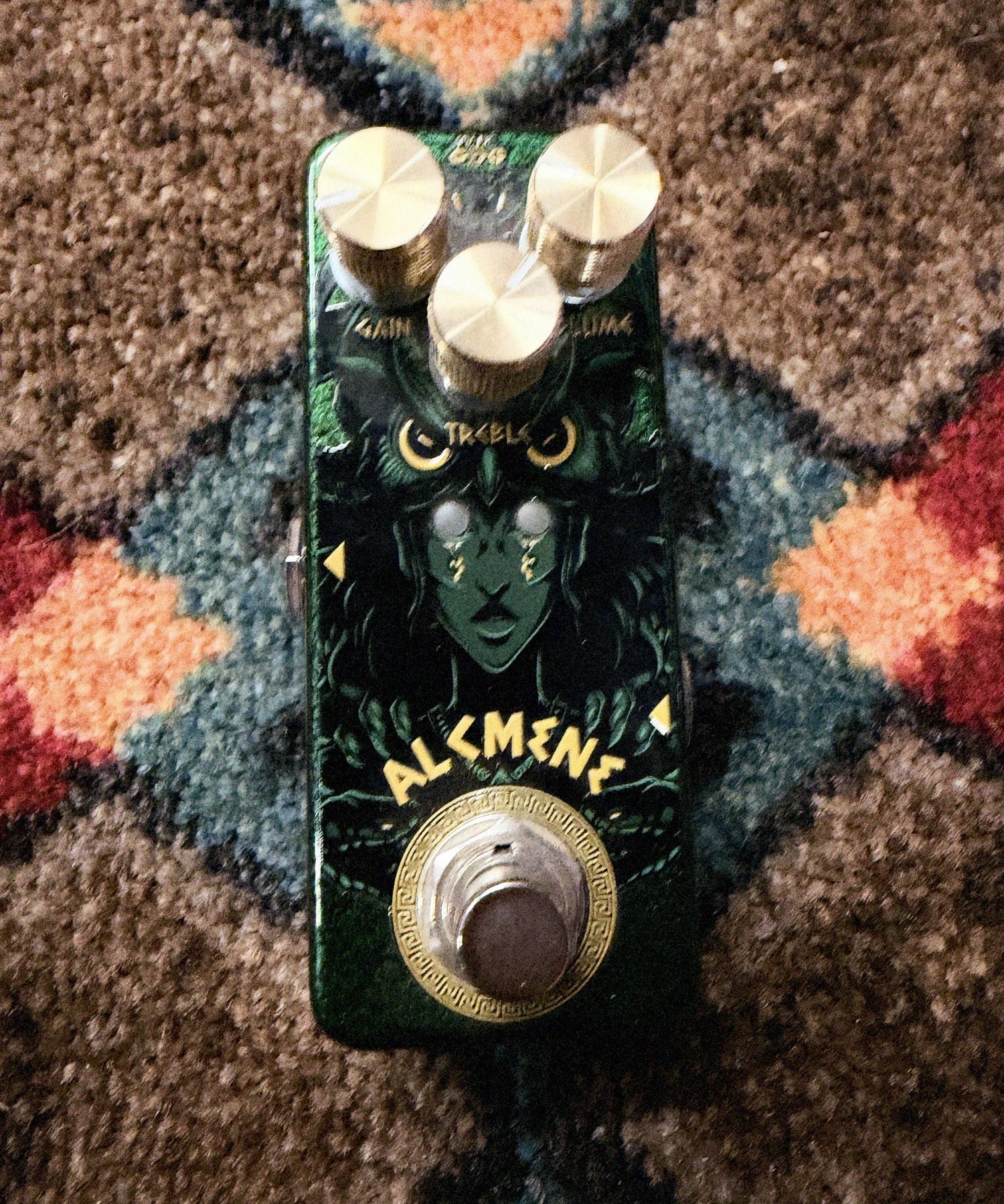 AllPedal Alcmene Overdrive, green: top with the Gain, Volume and Treble knobs, the Alcmene artwork and the footswitch