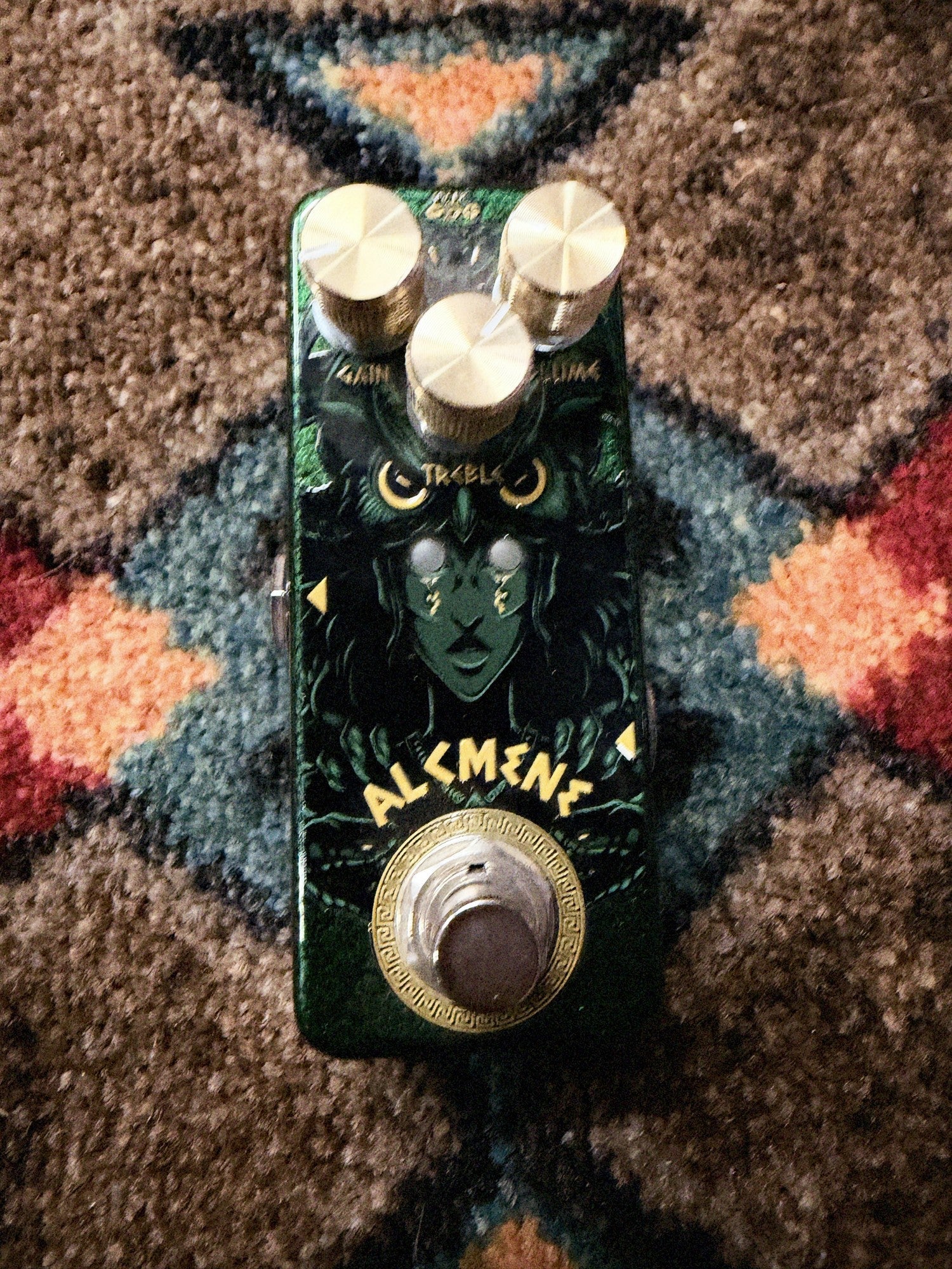 AllPedal Alcmene Overdrive, green: top with the Gain, Volume and Treble knobs, the Alcmene artwork and the footswitch