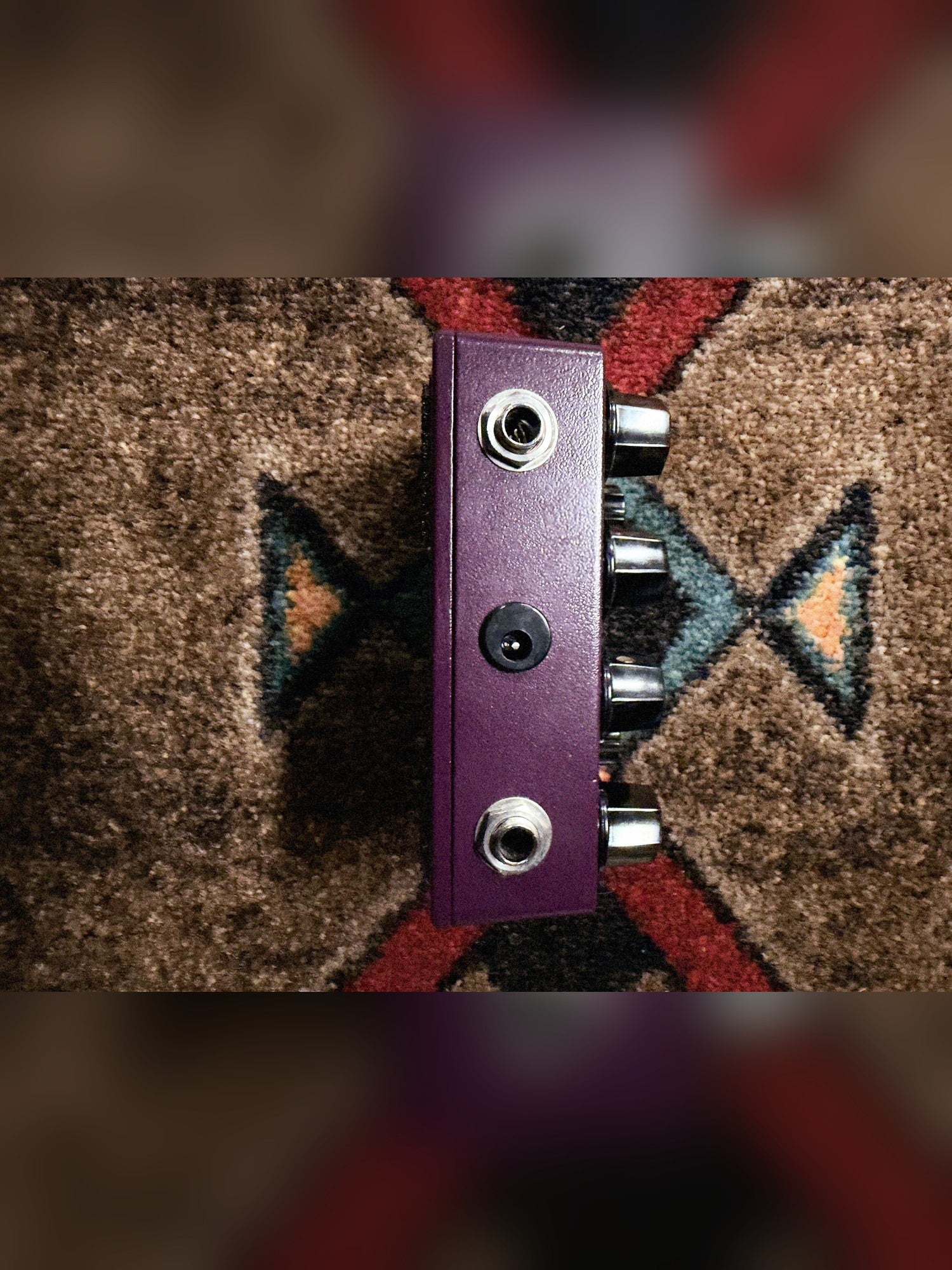 Analogman King of Tone V4, purple: top edge with the input and output jacks and the 9 volt power jack between them