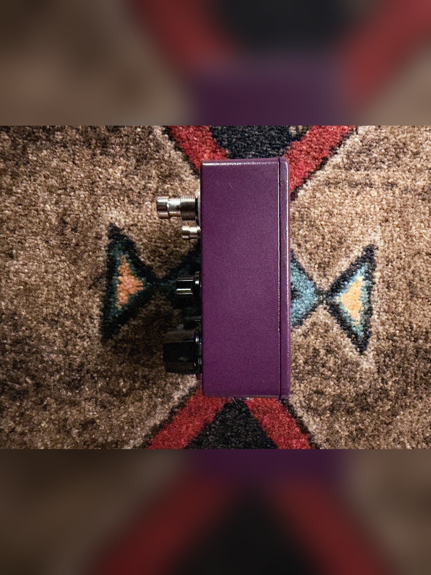 Analogman King of Tone V4, purple: left side of the enclosure
