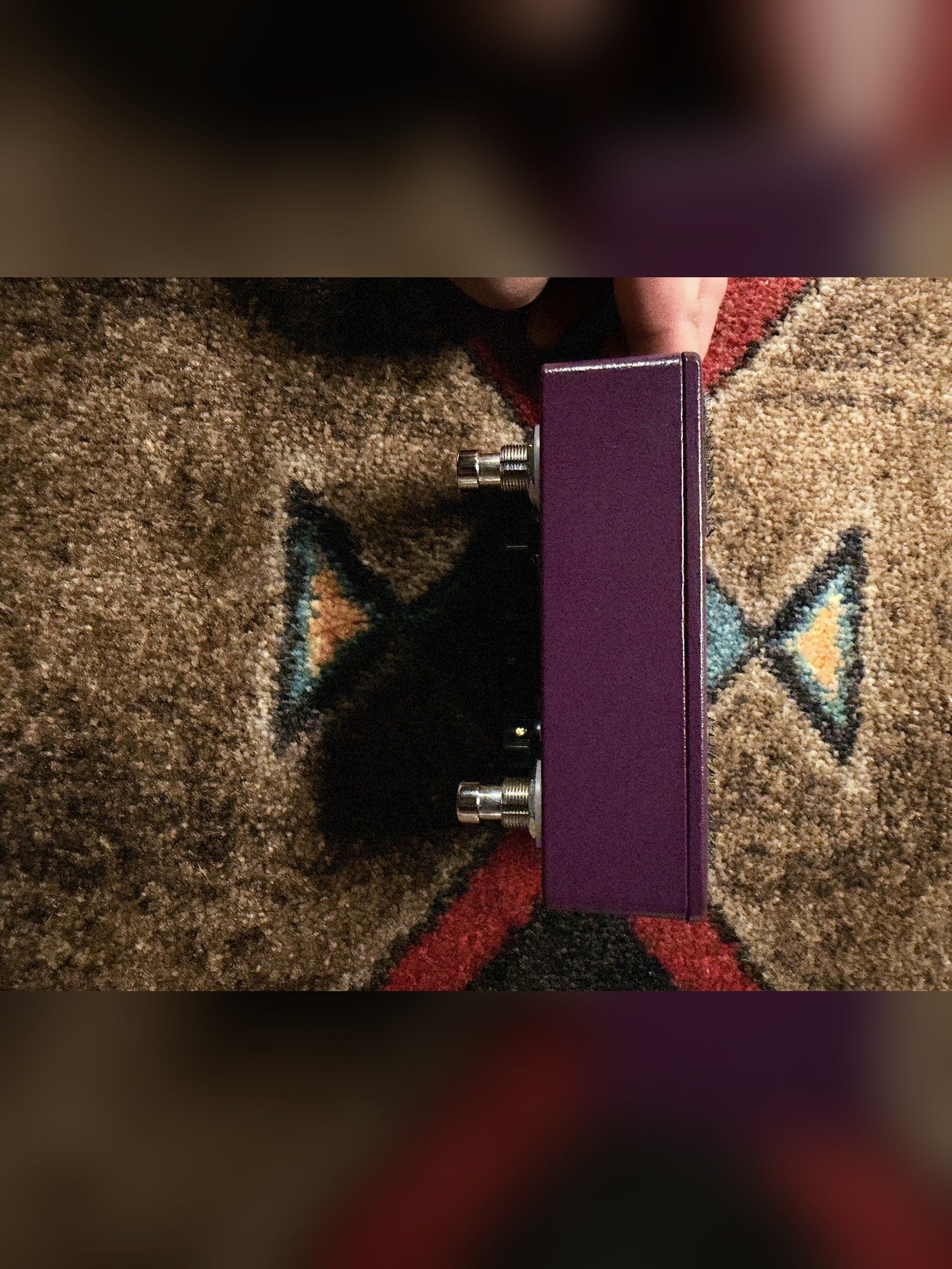 Analogman King of Tone V4, purple: front edge below the two footswitches