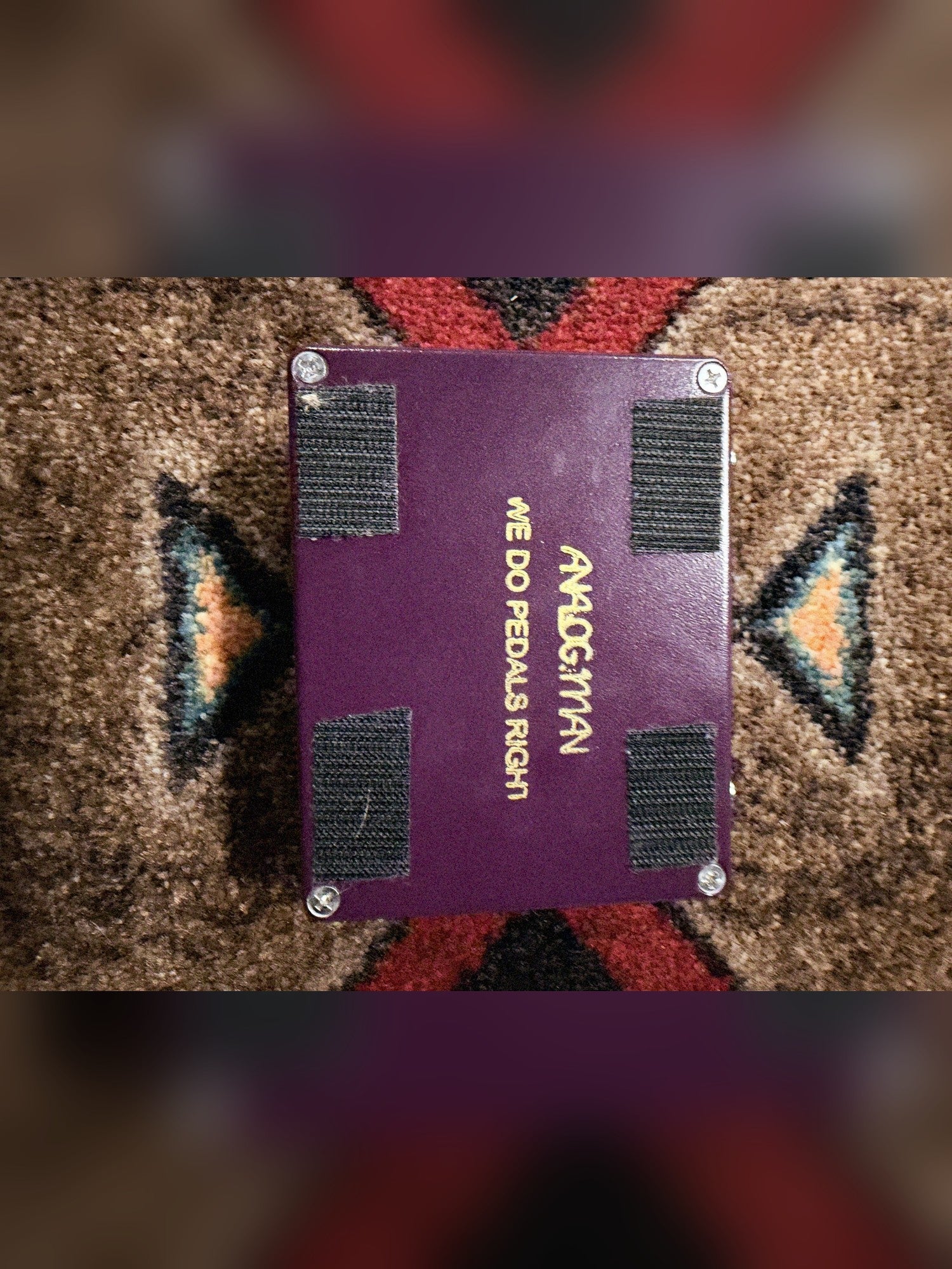 Analogman King of Tone V4, purple: bottom plate with the Analogman We Do Pedals Right print and four screws