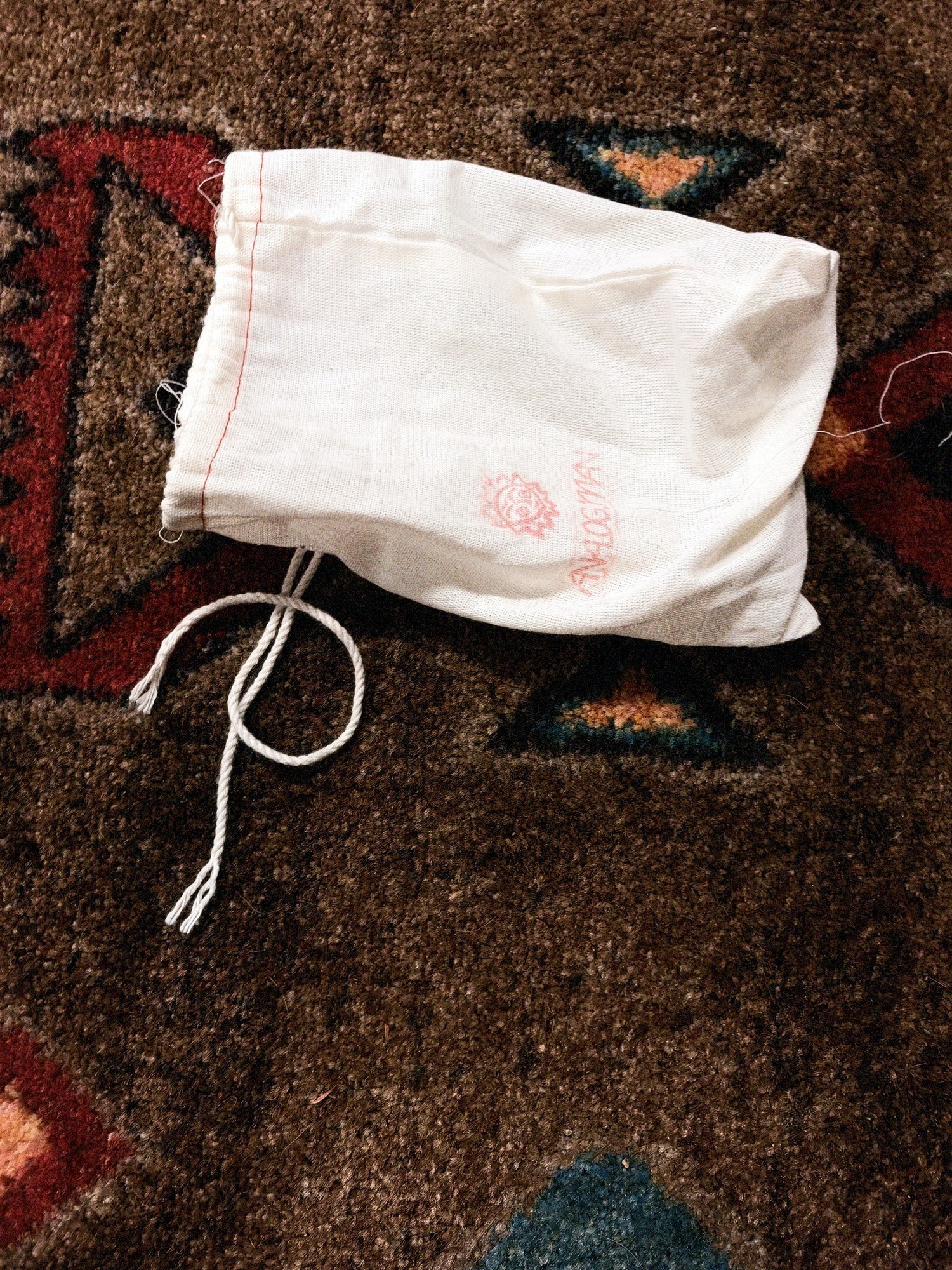 Analogman King of Tone V4, purple: the white cloth drawstring bag with the Analogman logo
