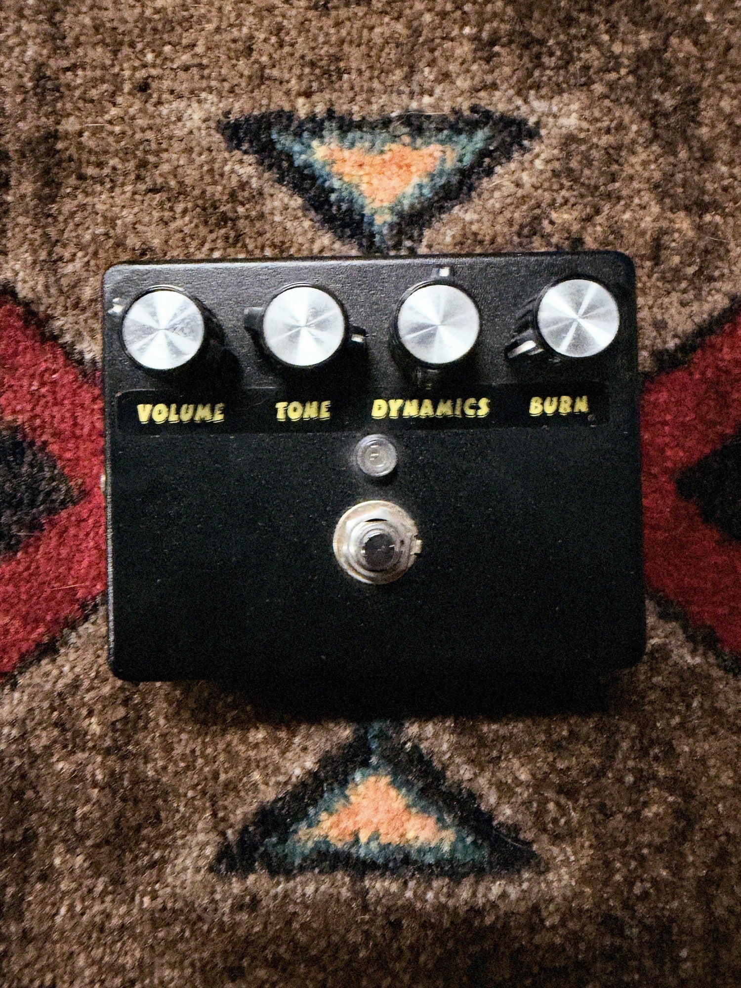 Barber Electronics Burn Unit, black: top with the Volume, Tone, Dynamics and Burn knobs, the LED and the footswitch