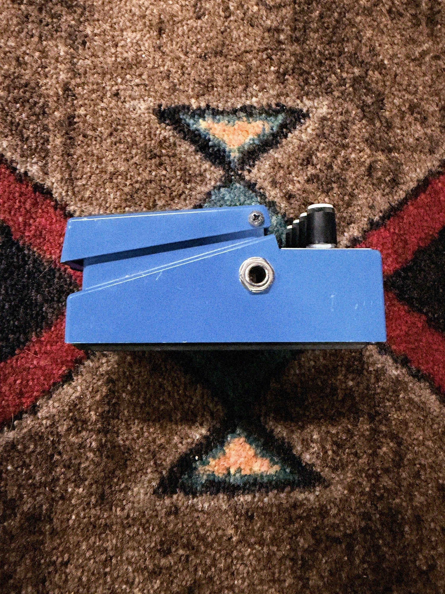 Boss CS-3 Compression Sustainer, blue: right side with the input jack