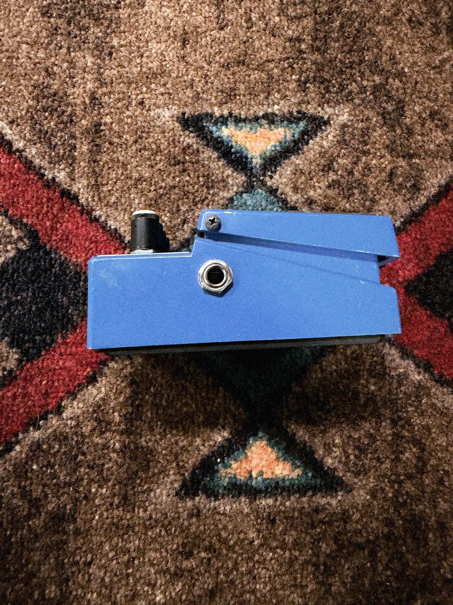 Boss CS-3 Compression Sustainer, blue: left side with the output jack