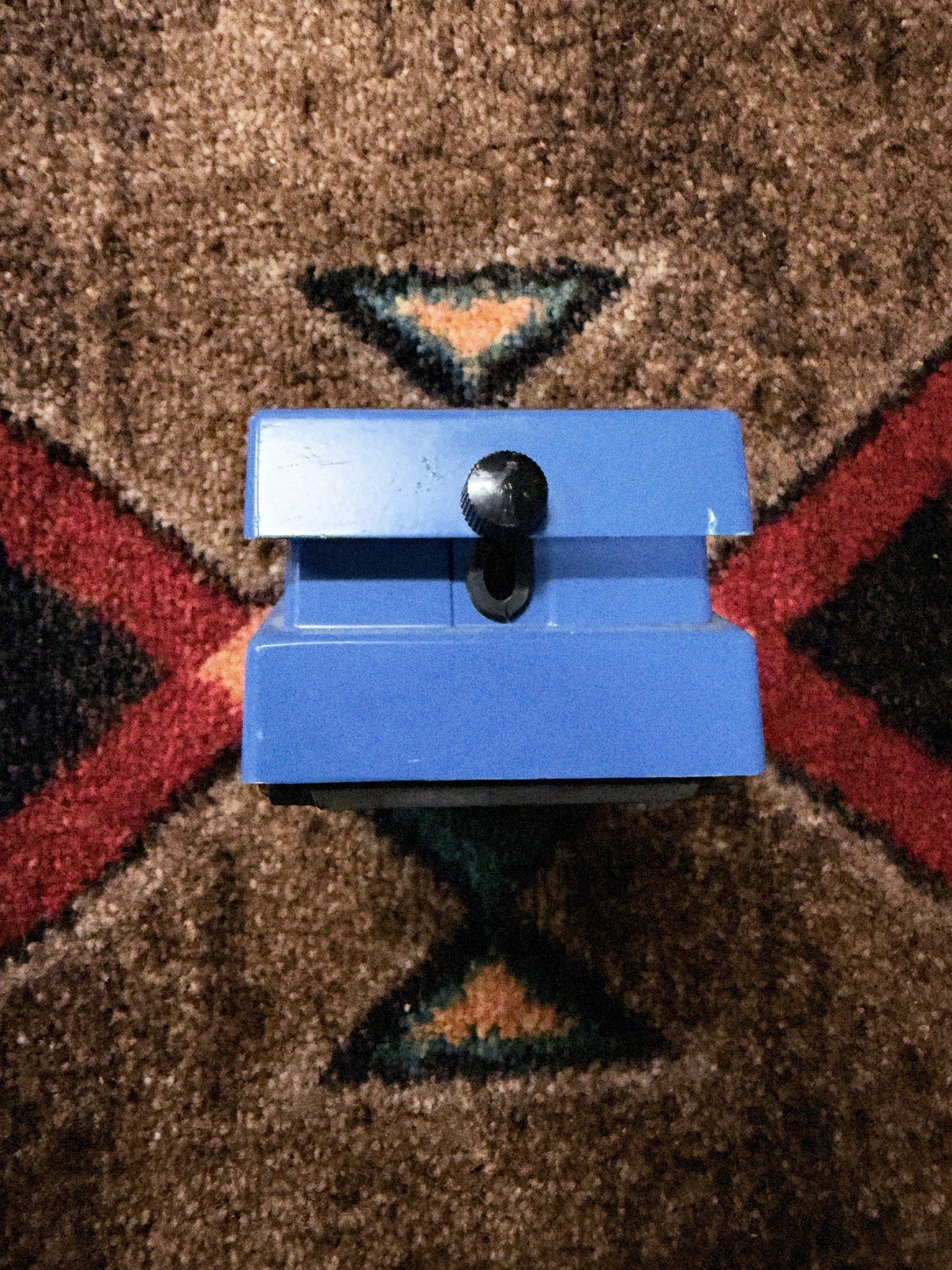 Boss CS-3 Compression Sustainer, blue: front end with the thumbscrew that opens the pedal for the battery