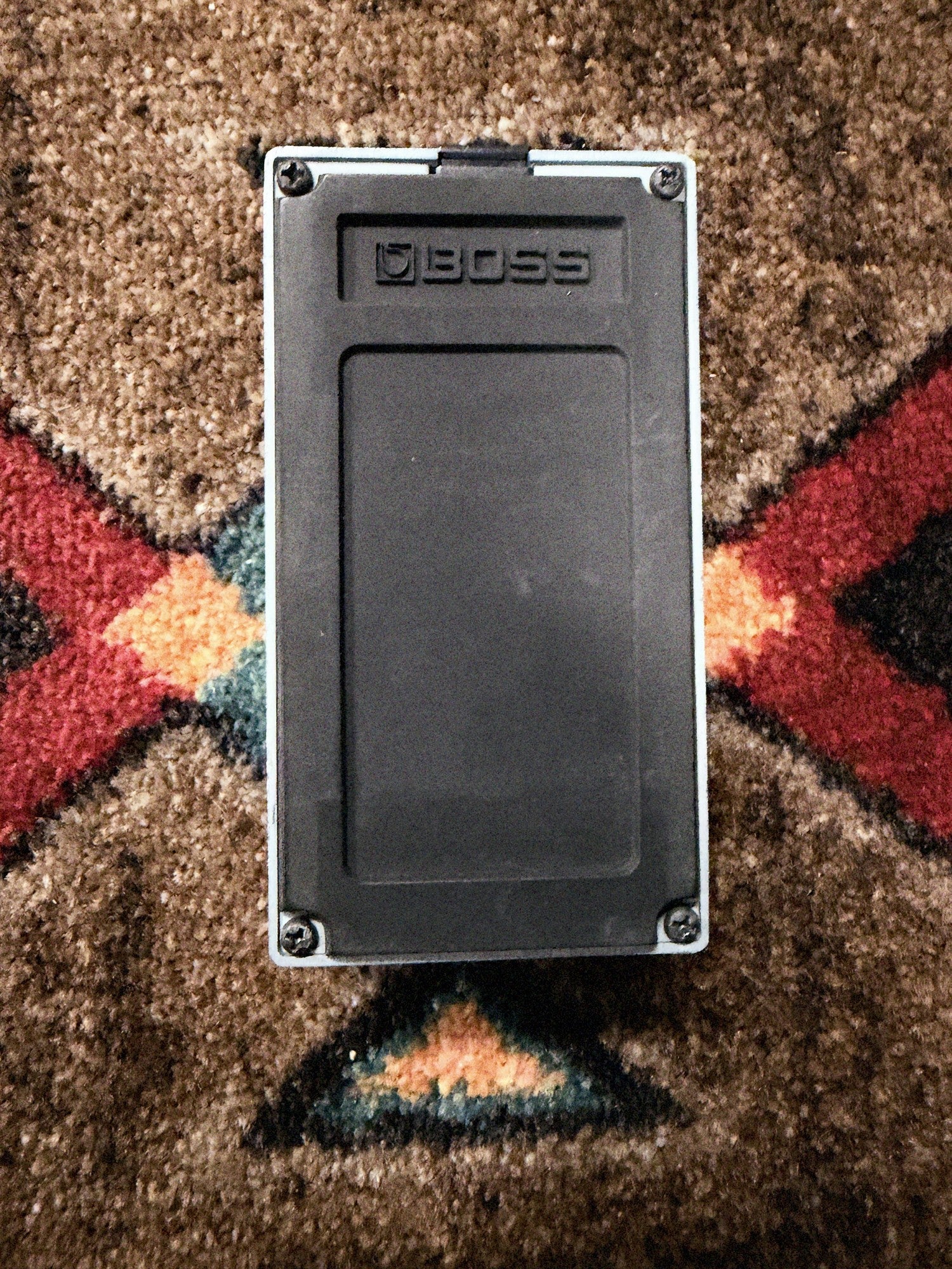 Boss CS-3 Compression Sustainer, blue: rubber bottom plate with the Boss logo and no label