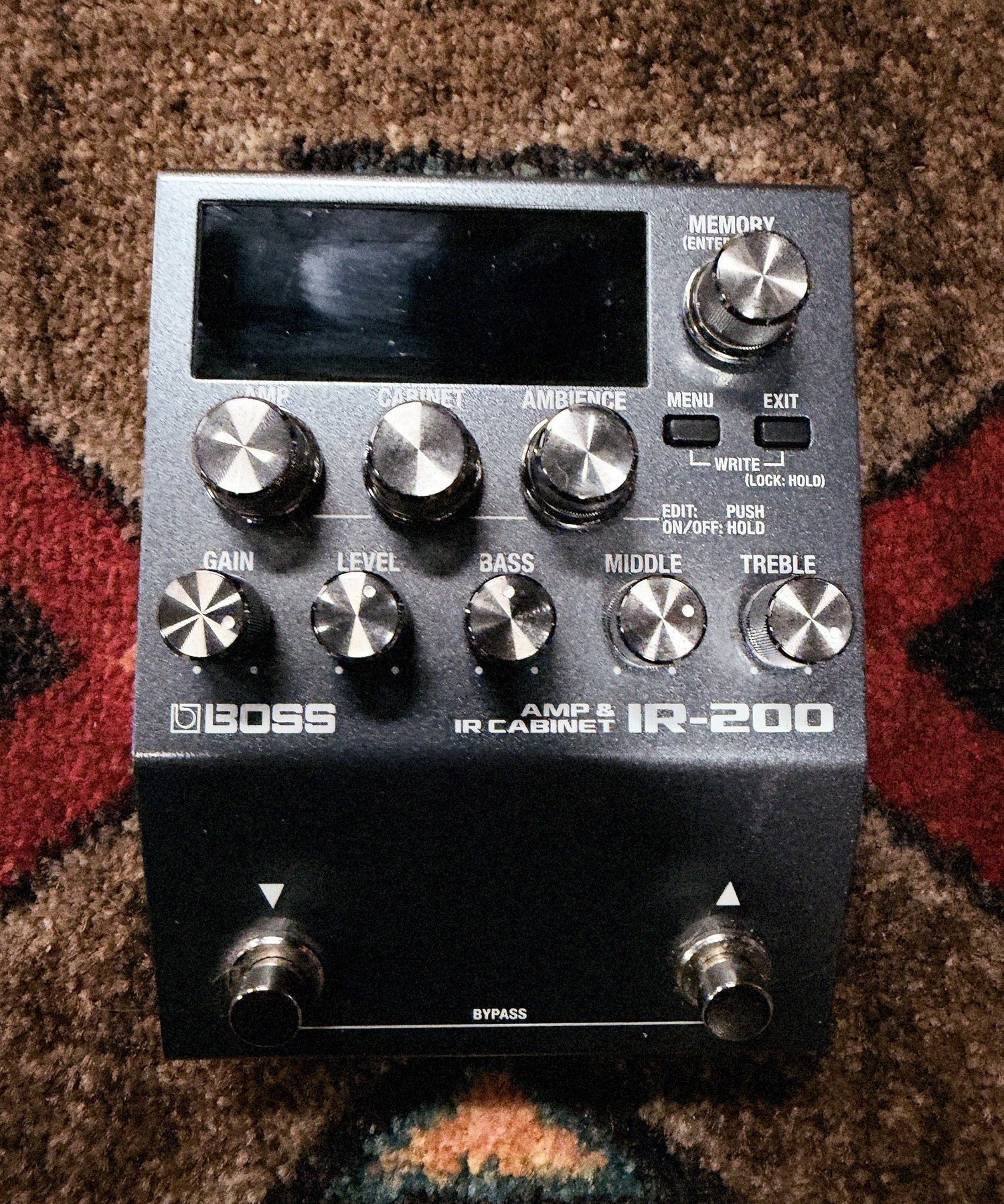 Boss IR-200 Amp & IR Cabinet, dark gray: top with the display, the Memory, Amp, Cabinet and Ambience knobs, the Gain, Level, Bass, Middle and Treble knobs and both footswitches
