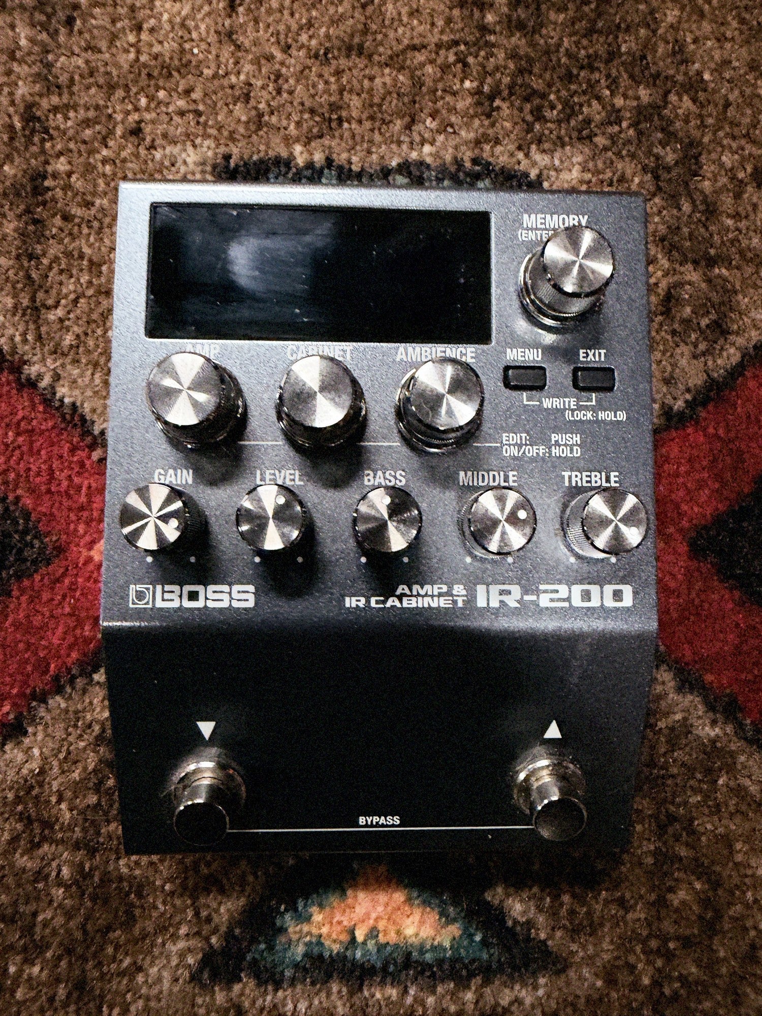 Boss IR-200 Amp & IR Cabinet, dark gray: top with the display, the Memory, Amp, Cabinet and Ambience knobs, the Gain, Level, Bass, Middle and Treble knobs and both footswitches
