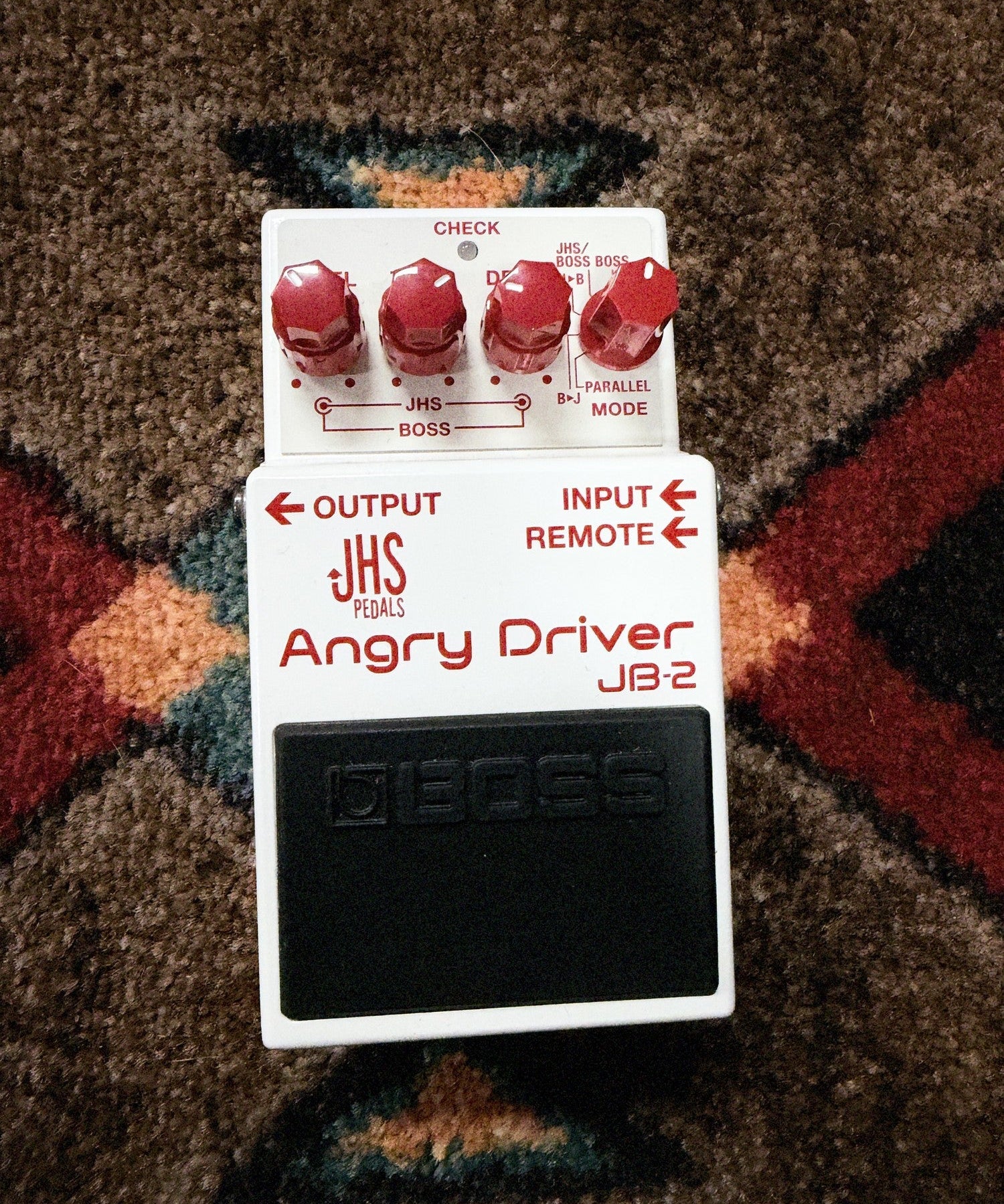 Boss JB-2 JHS Angry Driver, white: top with the three dual-concentric Level, Tone and Drive knobs, the Mode knob, the Check light and the Boss pedal