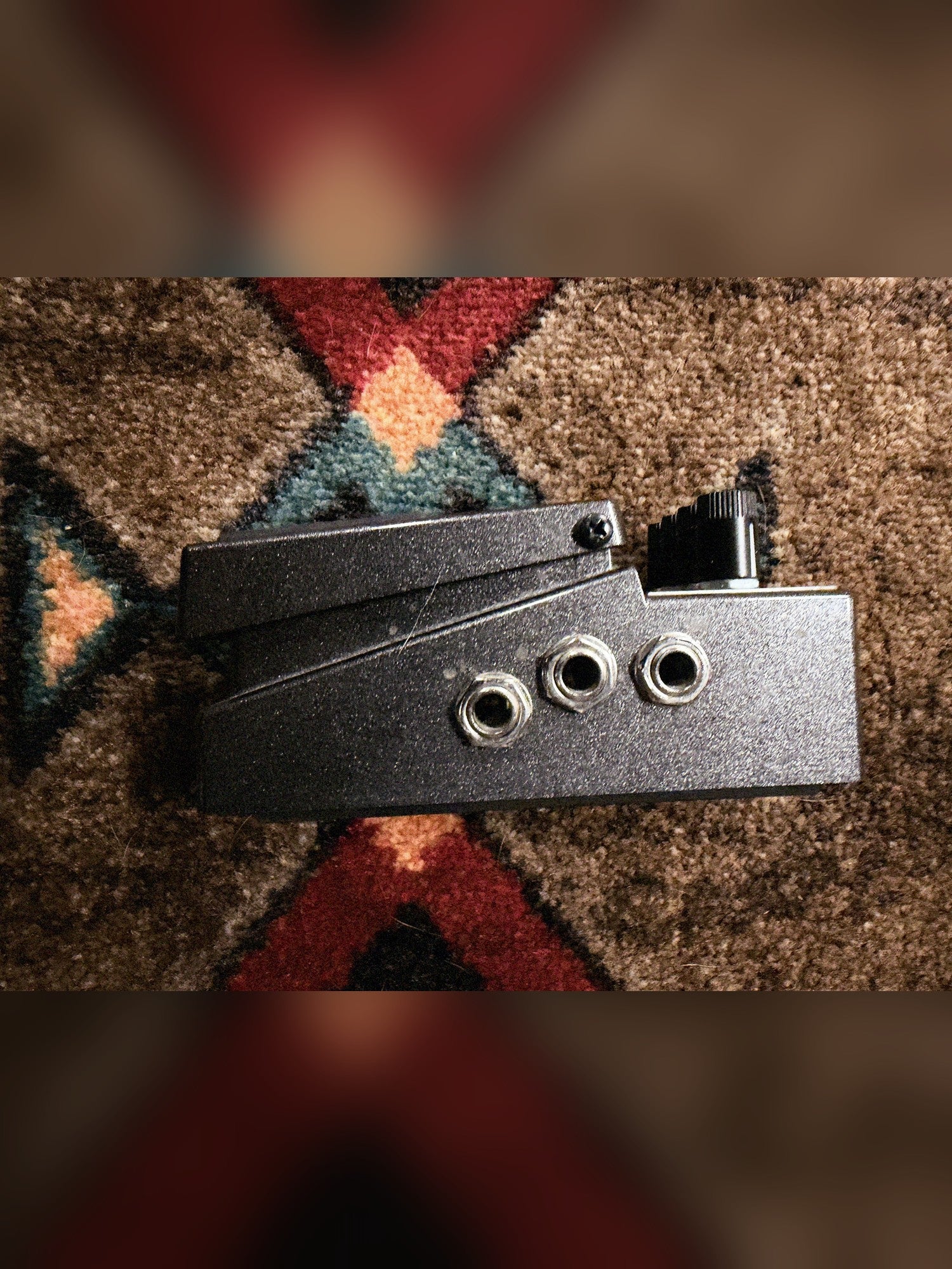 Boss RV-6 Reverb, dark gray: right side with the two input jacks and the EXP jack