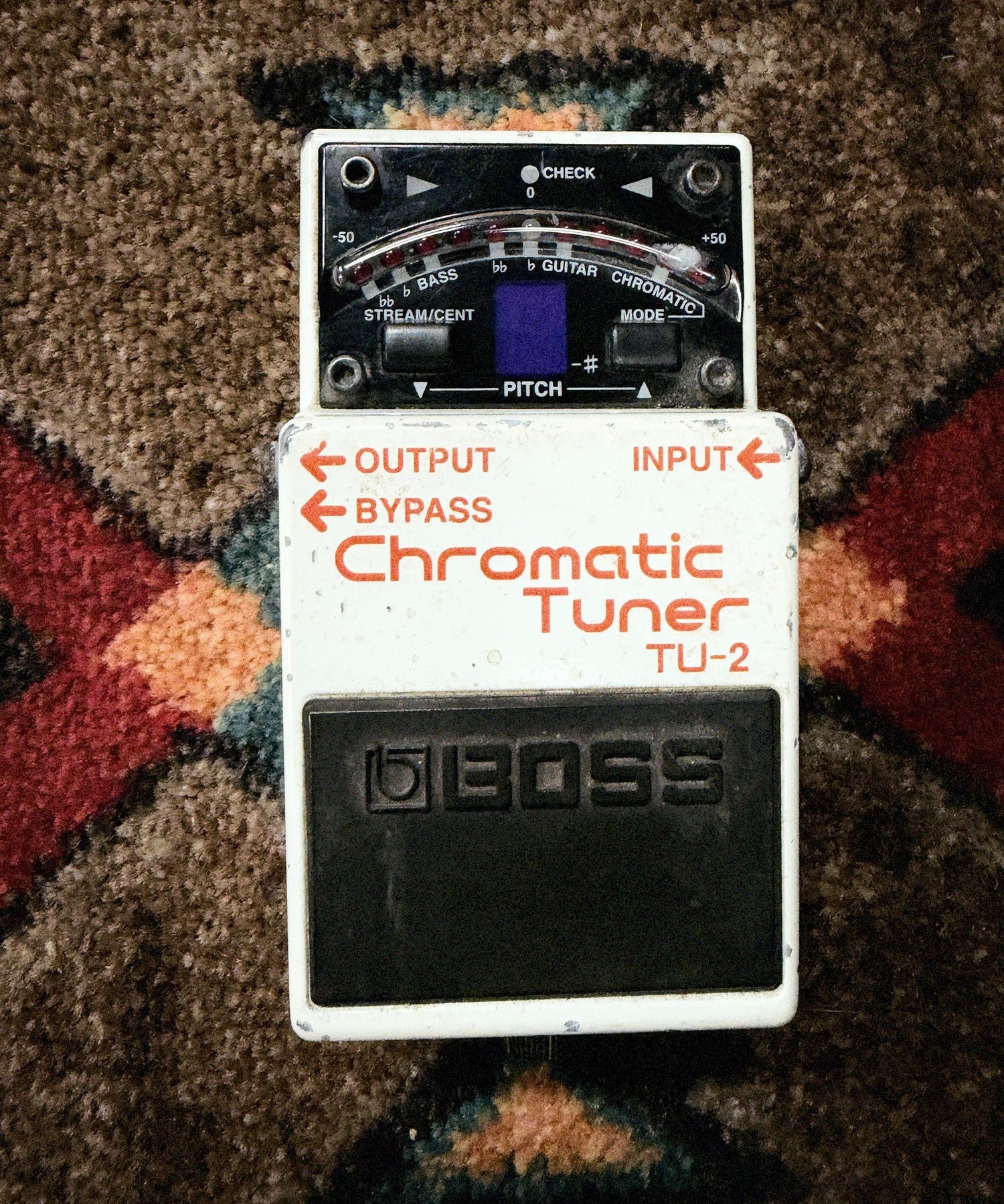 Boss TU-2 Chromatic Tuner, white: top with the tuning meter, the note display, the Stream/Cent and Mode buttons and the footswitch