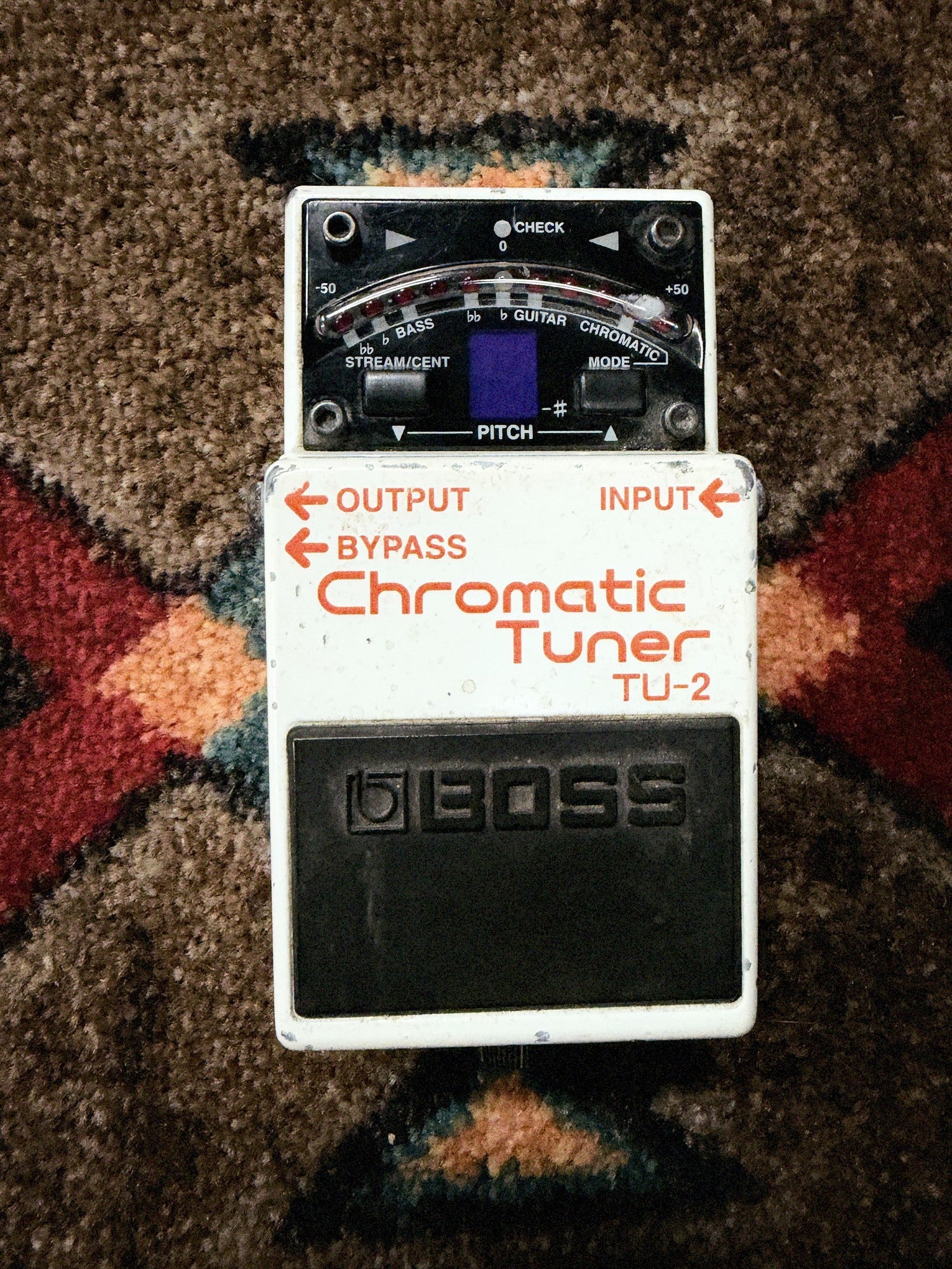 Boss TU-2 Chromatic Tuner, white: top with the tuning meter, the note display, the Stream/Cent and Mode buttons and the footswitch
