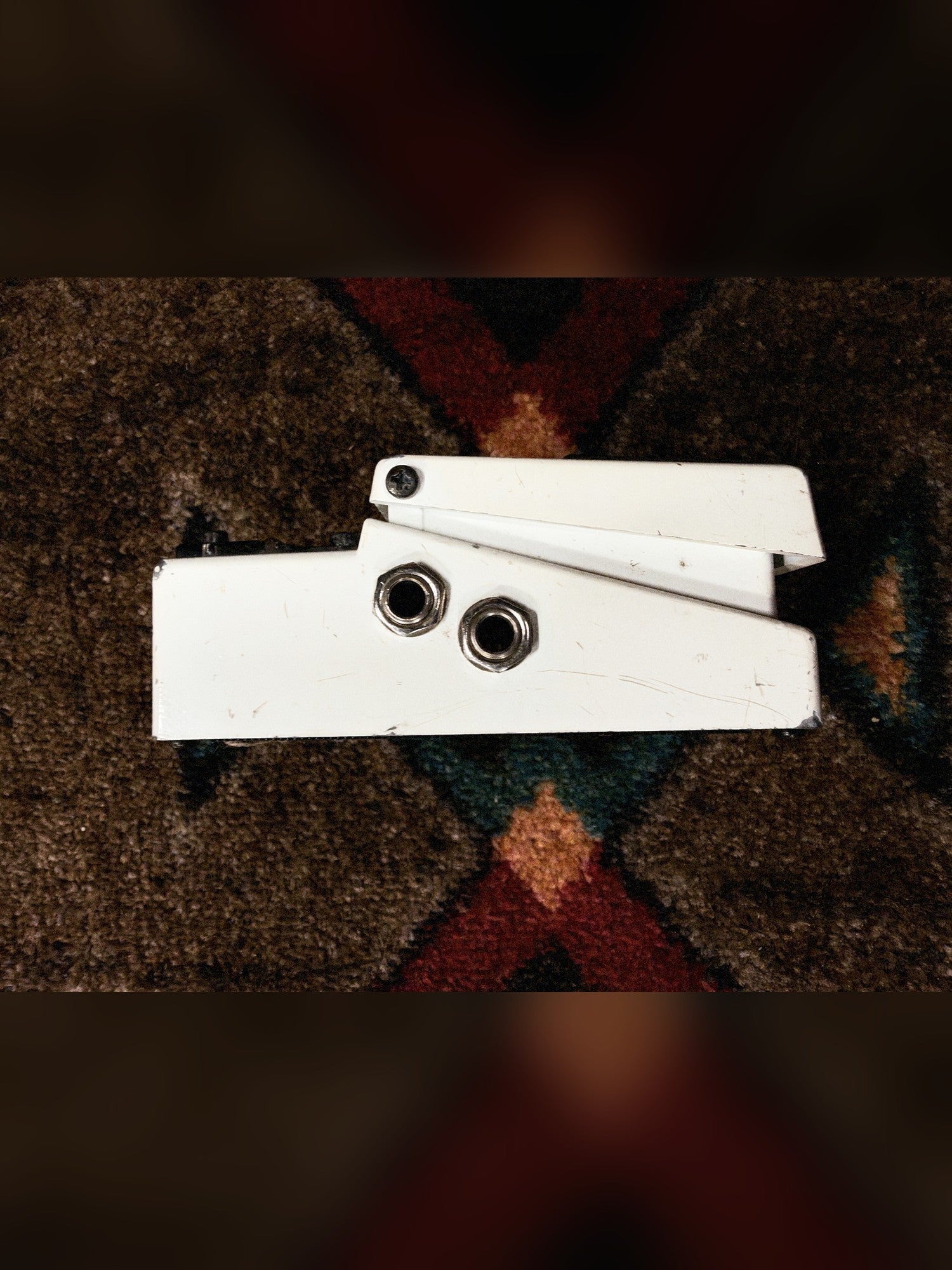 Boss TU-2 Chromatic Tuner, white: left side with the output and bypass jacks