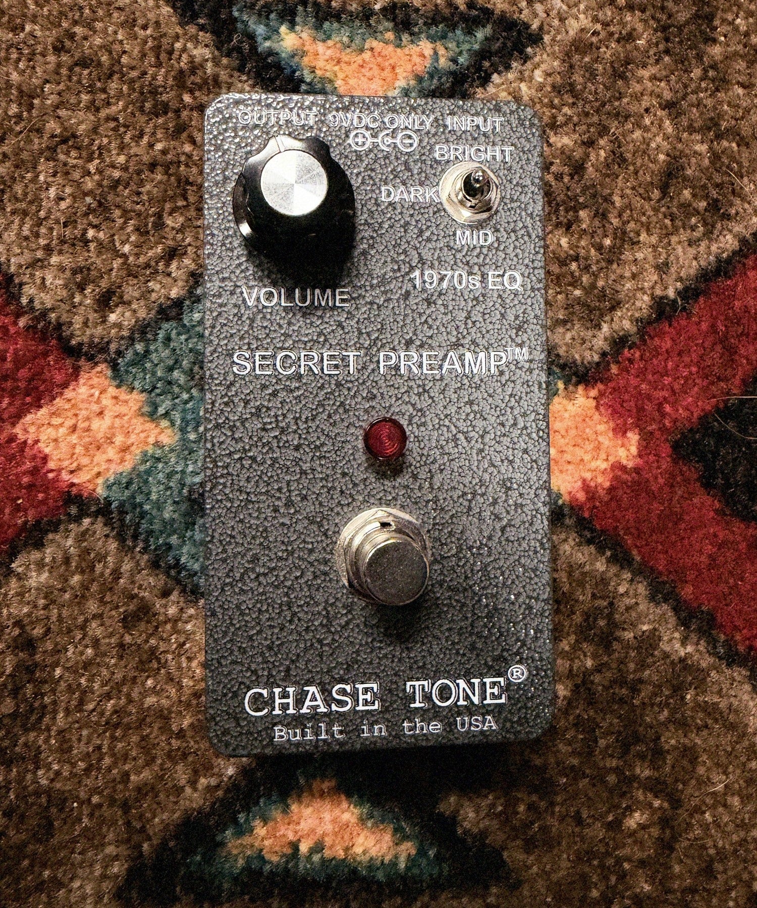 Chase Tone Secret Preamp, gray hammertone: top with the Volume knob, the Dark, Mid and Bright toggle, the red LED and the footswitch