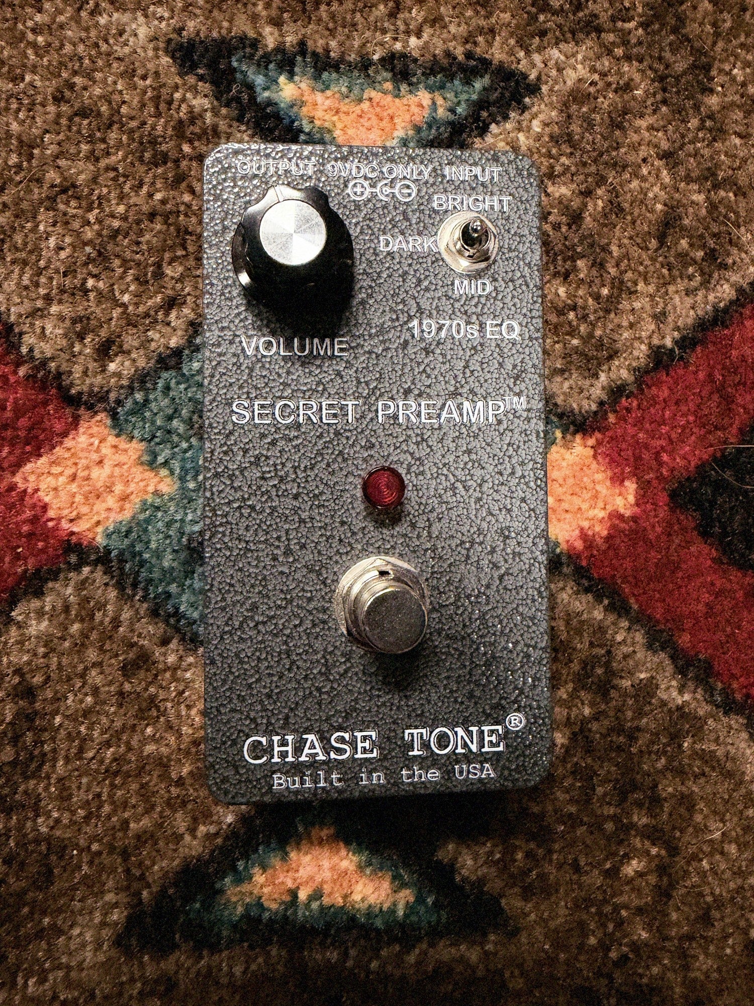 Chase Tone Secret Preamp, gray hammertone: top with the Volume knob, the Dark, Mid and Bright toggle, the red LED and the footswitch