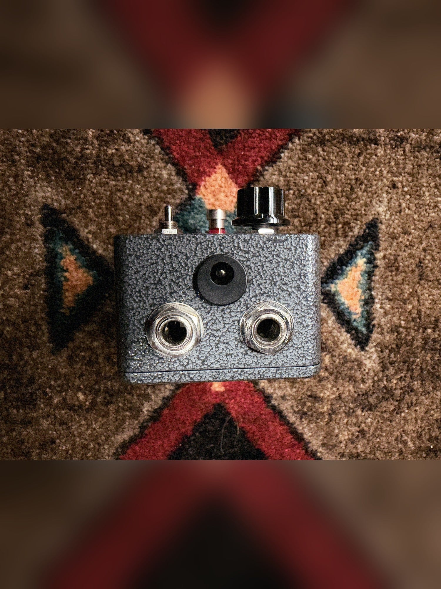 Chase Tone Secret Preamp, gray hammertone: top end with the input and output jacks and the power jack above them