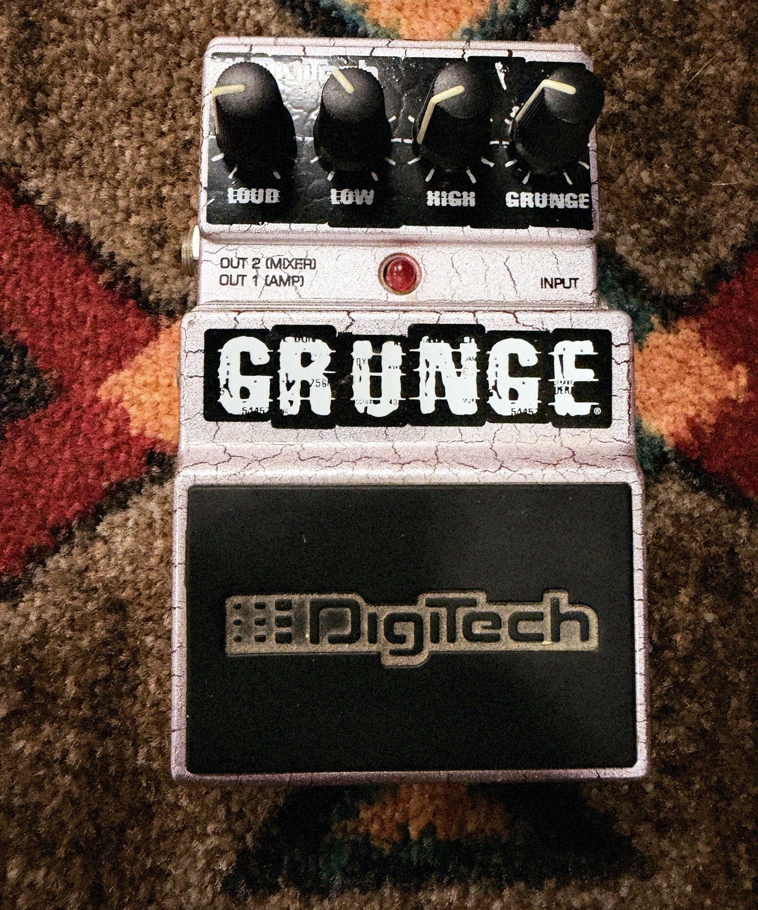 DigiTech Grunge, white crackle: top with the Loud, Low, High and Grunge knobs, the GRUNGE logo and the rubber-topped footswitch, the DigiTech print above the knobs worn