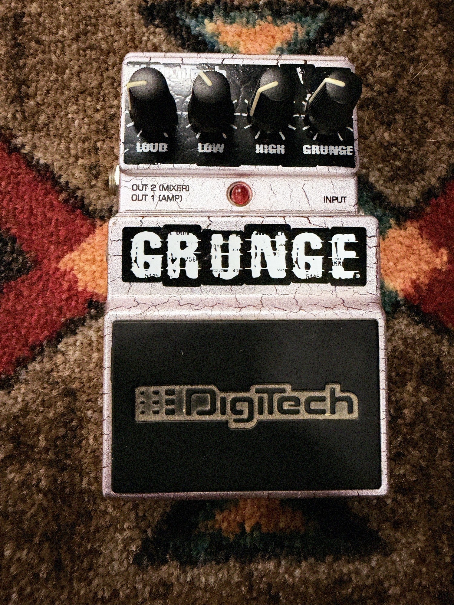 DigiTech Grunge, white crackle: top with the Loud, Low, High and Grunge knobs, the GRUNGE logo and the rubber-topped footswitch, the DigiTech print above the knobs worn