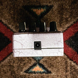 DigiTech Grunge, white crackle: knob end with the power jack