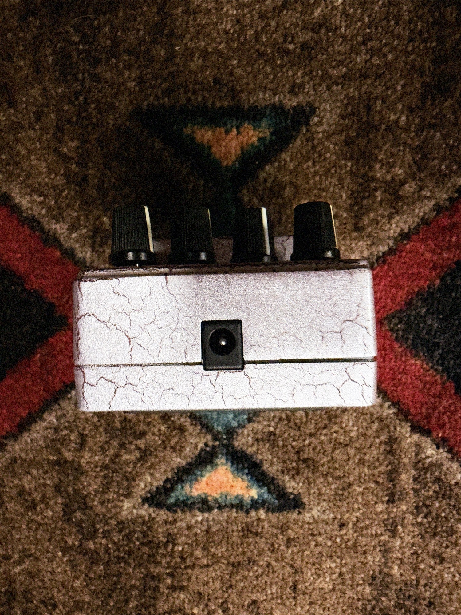 DigiTech Grunge, white crackle: knob end with the power jack