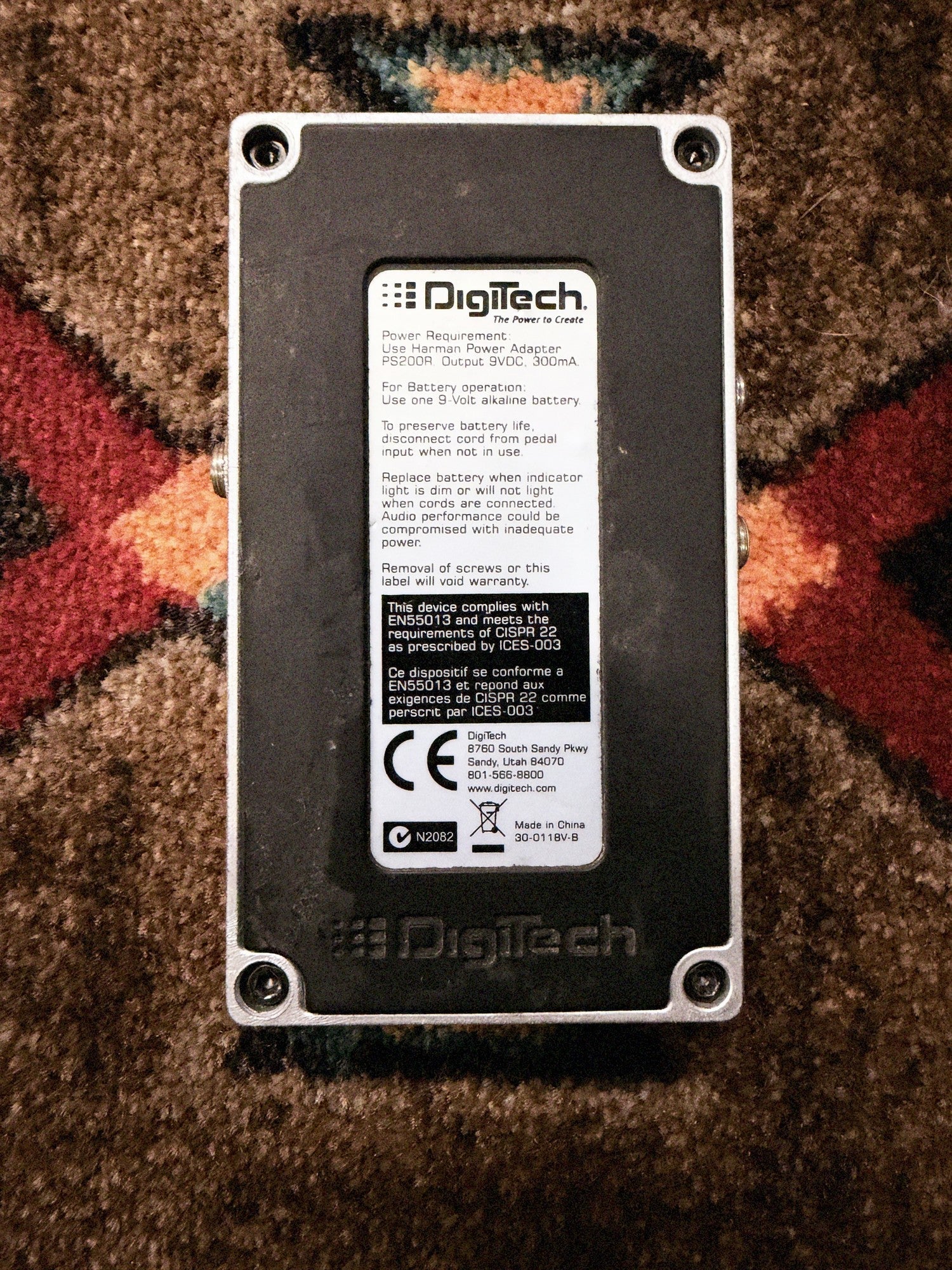 DigiTech Grunge, white crackle: rubber bottom with the DigiTech label marked Made in China and four screws