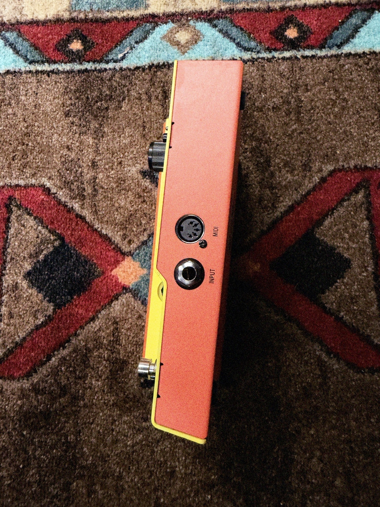 DigiTech MonoNeon Signature Whammy, neon orange and yellow: right side with the input and the 5-pin MIDI jack