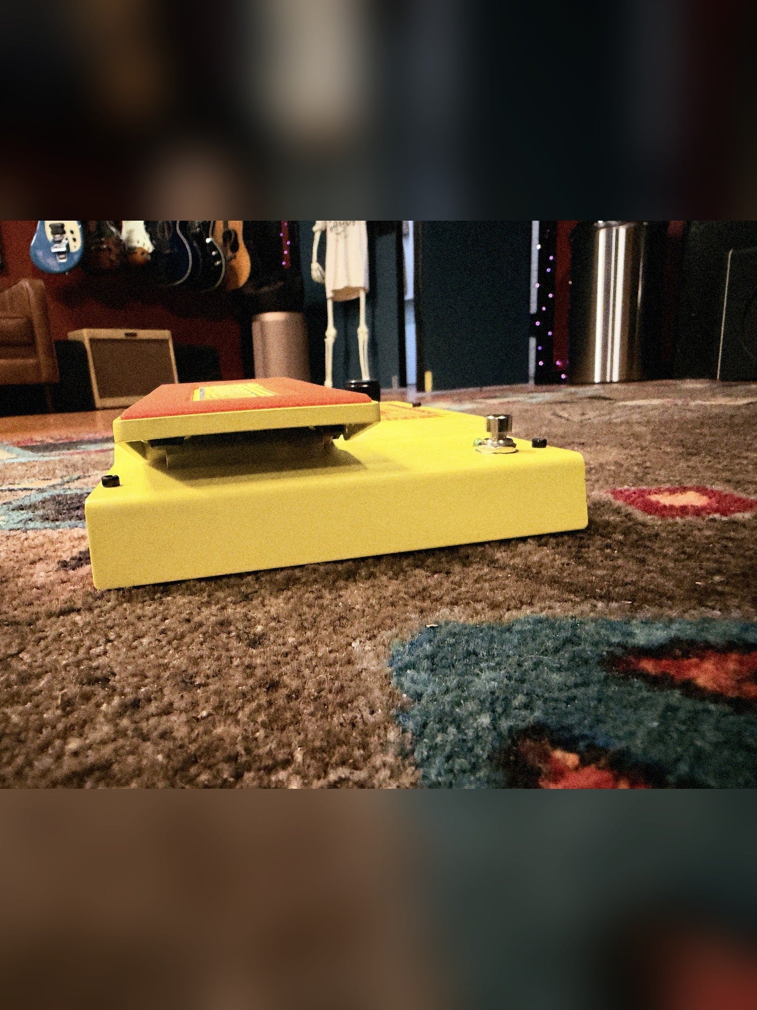 DigiTech MonoNeon Signature Whammy, neon orange and yellow: heel end with the footswitch and the treadle edge