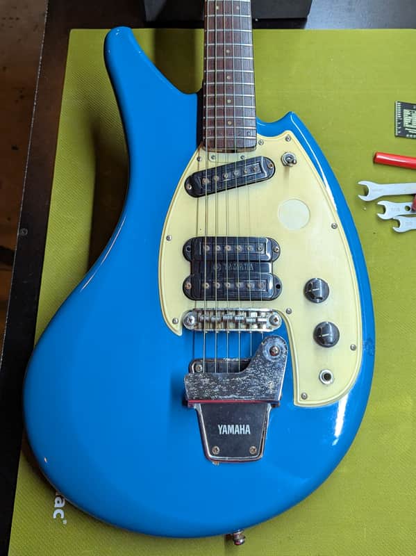 1968 Yamaha SG-3C - body front pickups and controls close-up - Pauls Guitar Hideout