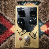 EarthQuaker Devices Hoof V2, gold: top with the Shift, Tone, Level and Fuzz knobs, the black hoof artwork, the LED and the footswitch
